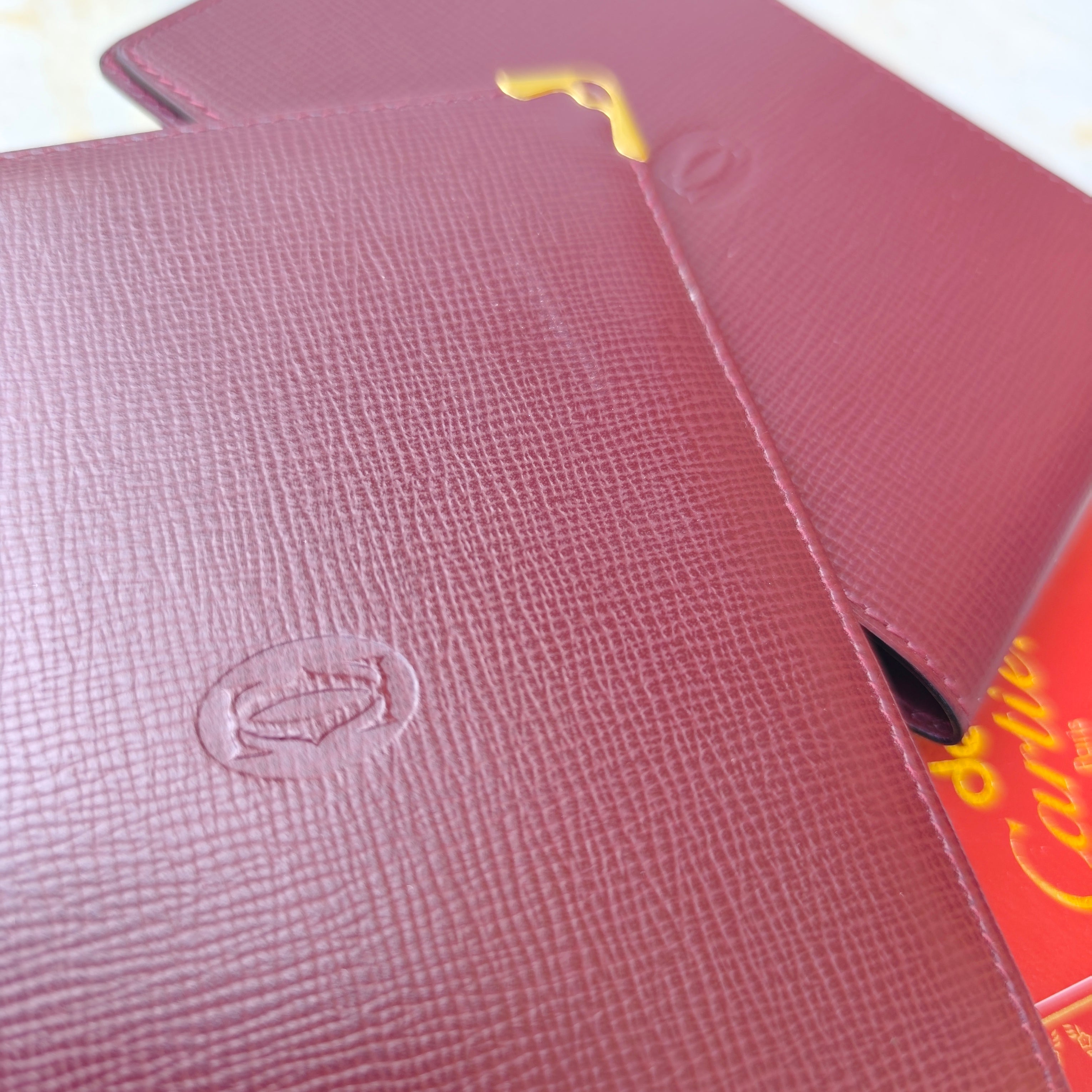 Cartier – Portafoglio con Porta Assegni Staccabile in Pelle Bordeaux