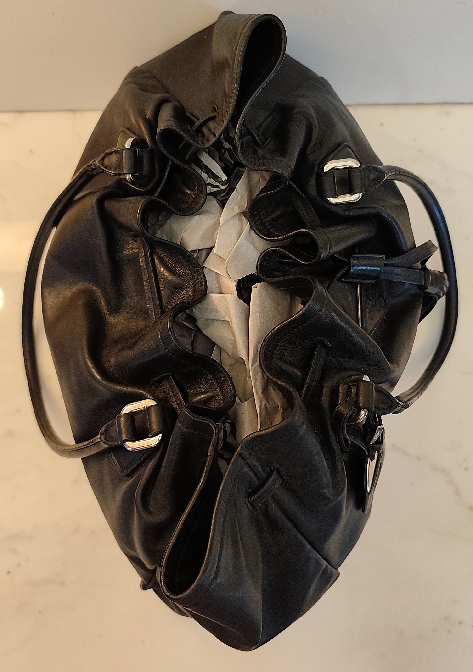 Prada - Borsa a Spalla a Sacco in Pelle Nera con Coulisse e Nappine