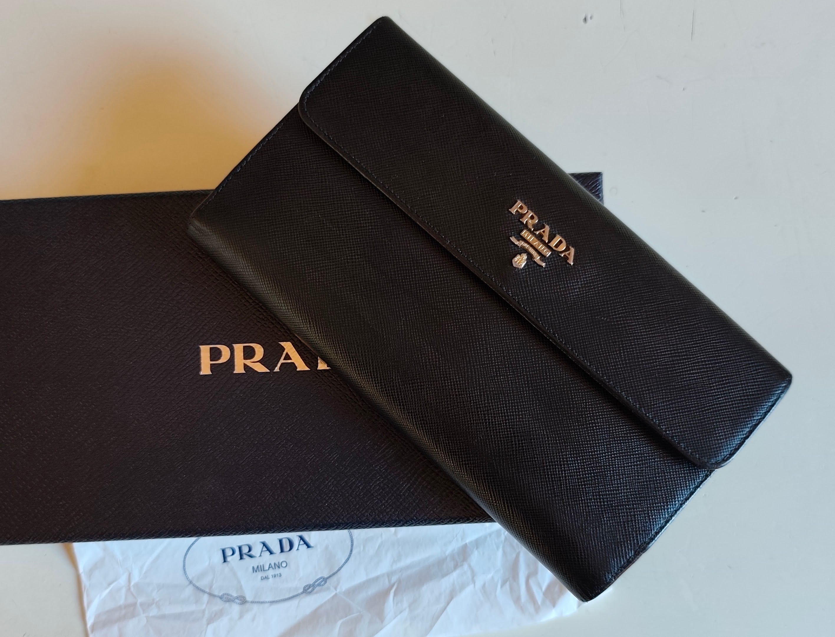Prada - Portafoglio Donna a Libro Grande in Pelle Saffiano Nera