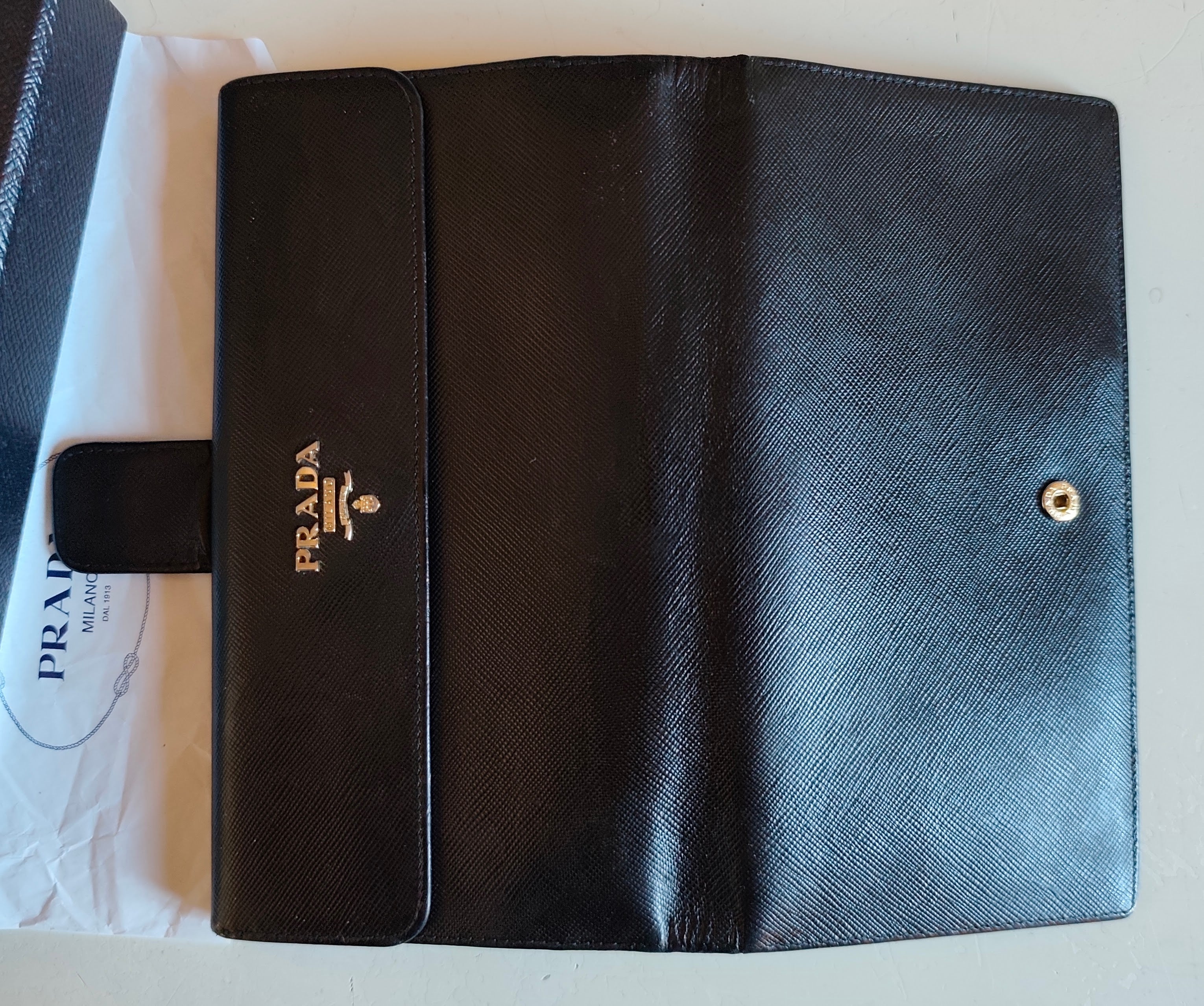 Prada - Portafoglio Donna a Libro Grande in Pelle Saffiano Nera