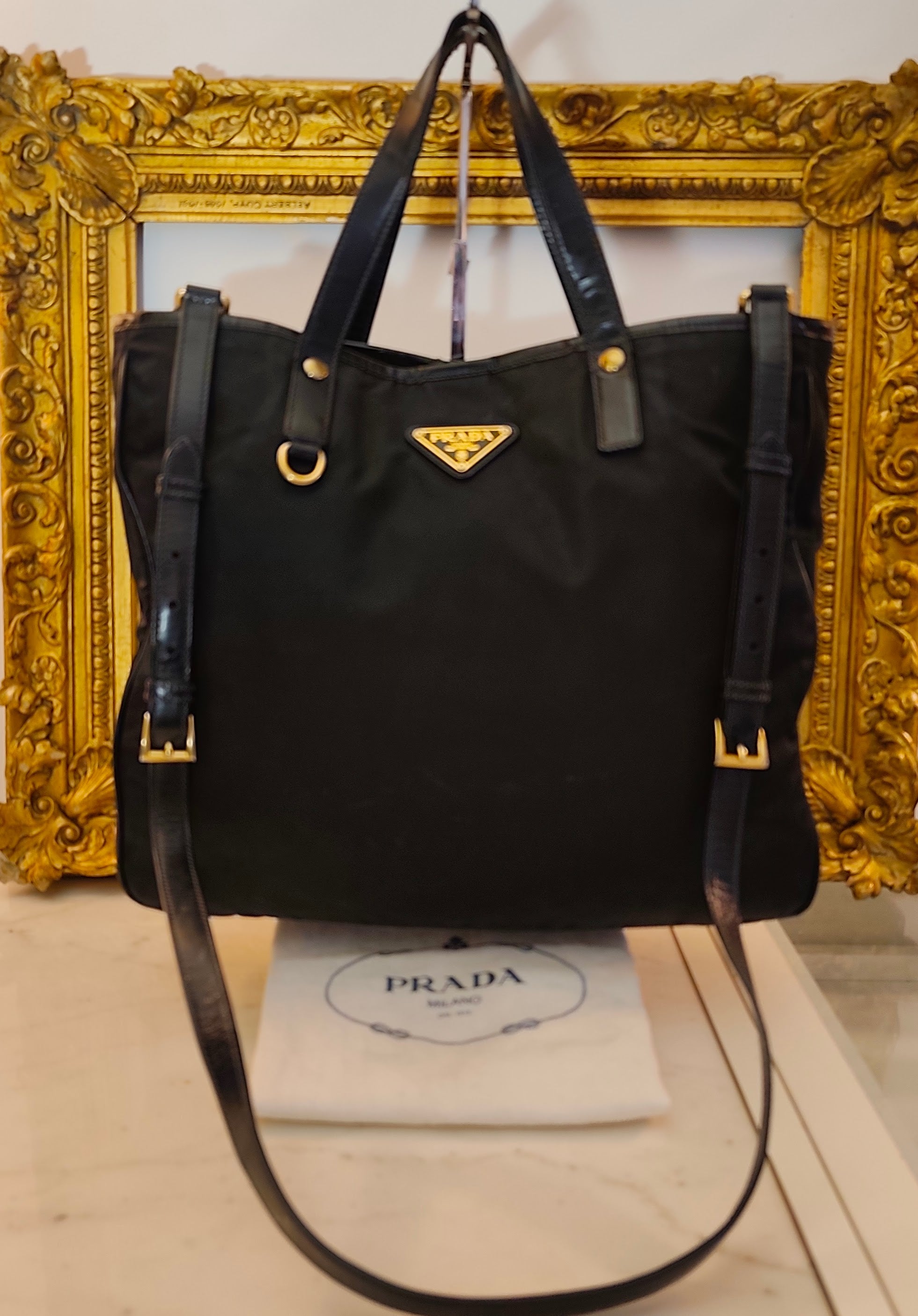 Prada - Borsa tote con tracolla in nylon e pelle nera lucida.