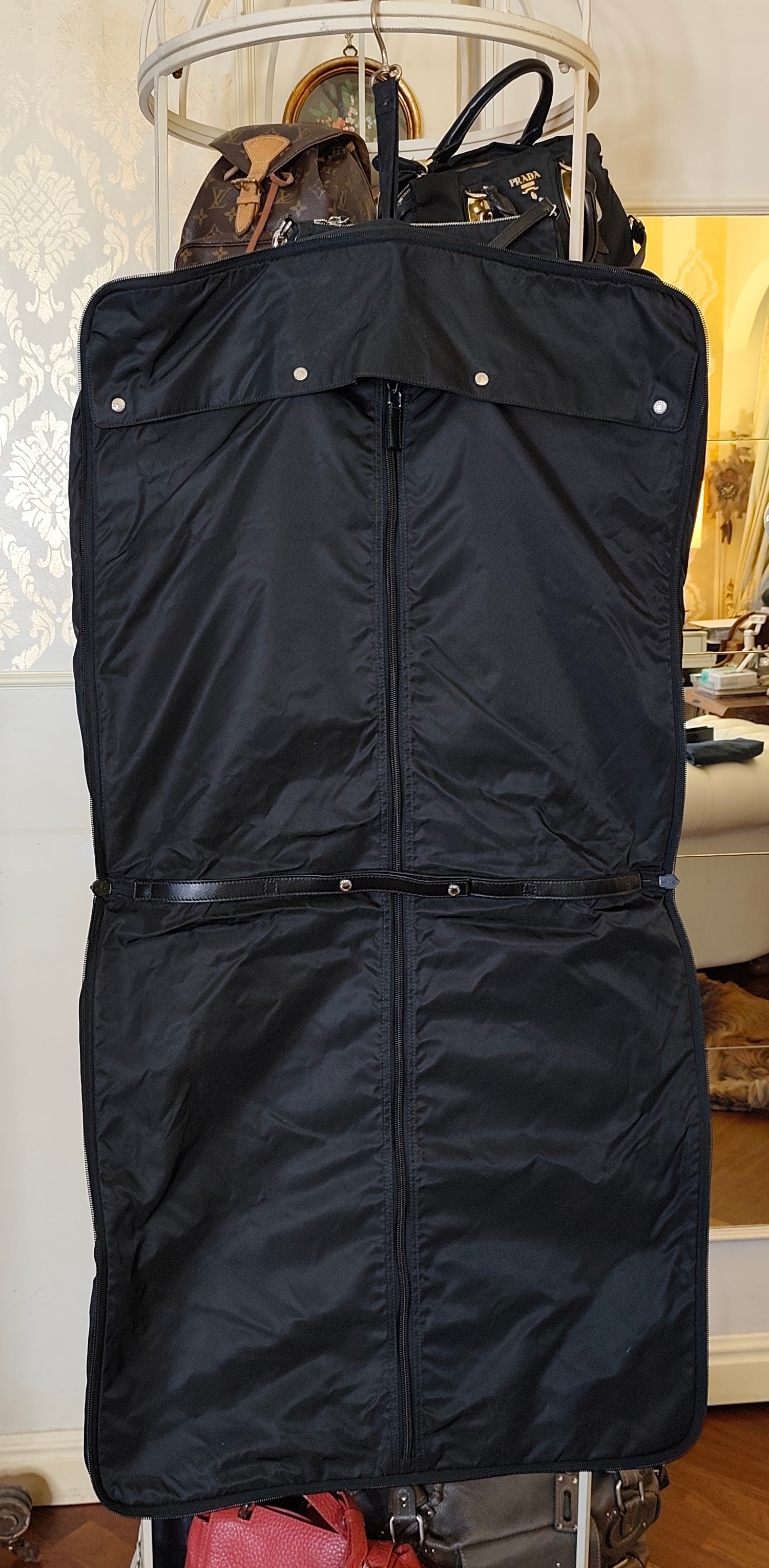 Prada - Borsone Porta Abiti da Viaggio in Re-Nylon e Pelle Saffiano Nera