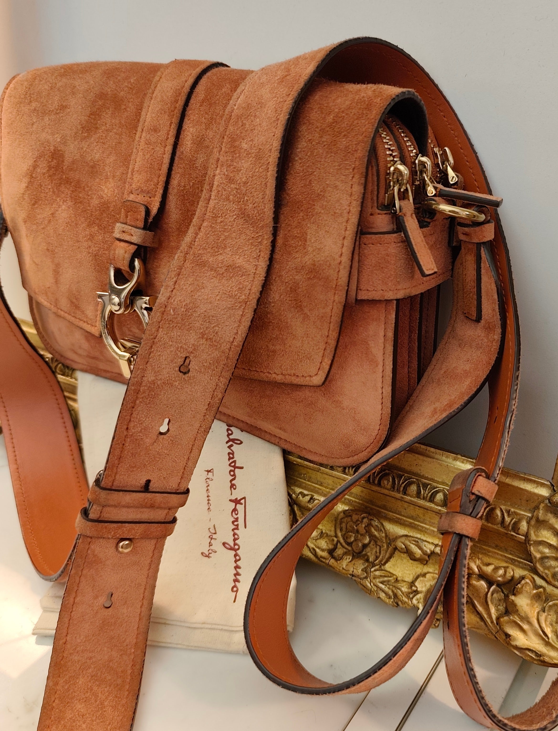 Salvatore Ferragamo – Borsa a Tracolla “Fiore” in Camoscio Albicocca