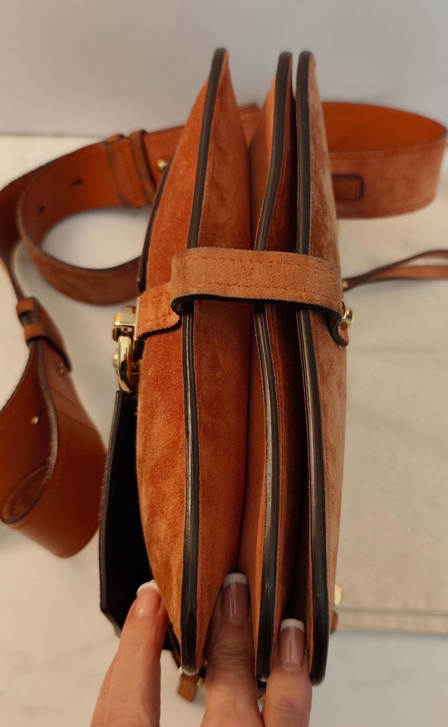 Salvatore Ferragamo – Borsa a Tracolla “Fiore” in Camoscio Albicocca