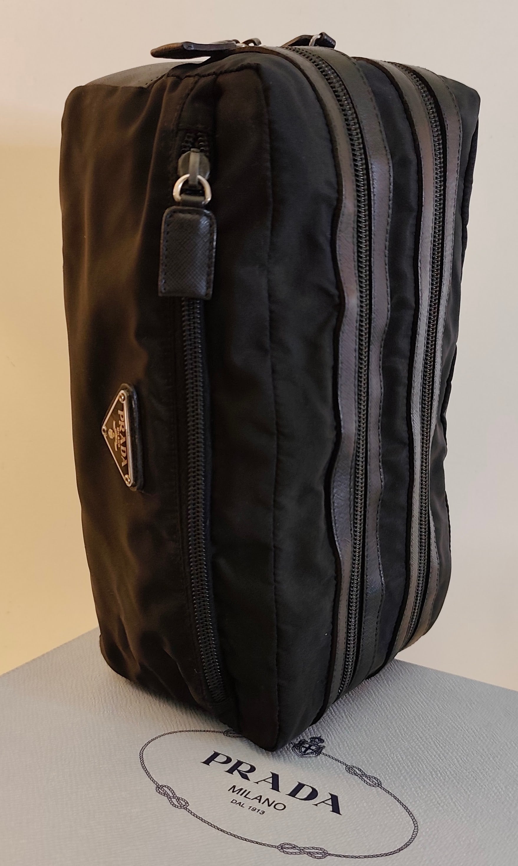 Prada - Trousse Toilette da Viaggio Re-Nylon e Saffiano Nera