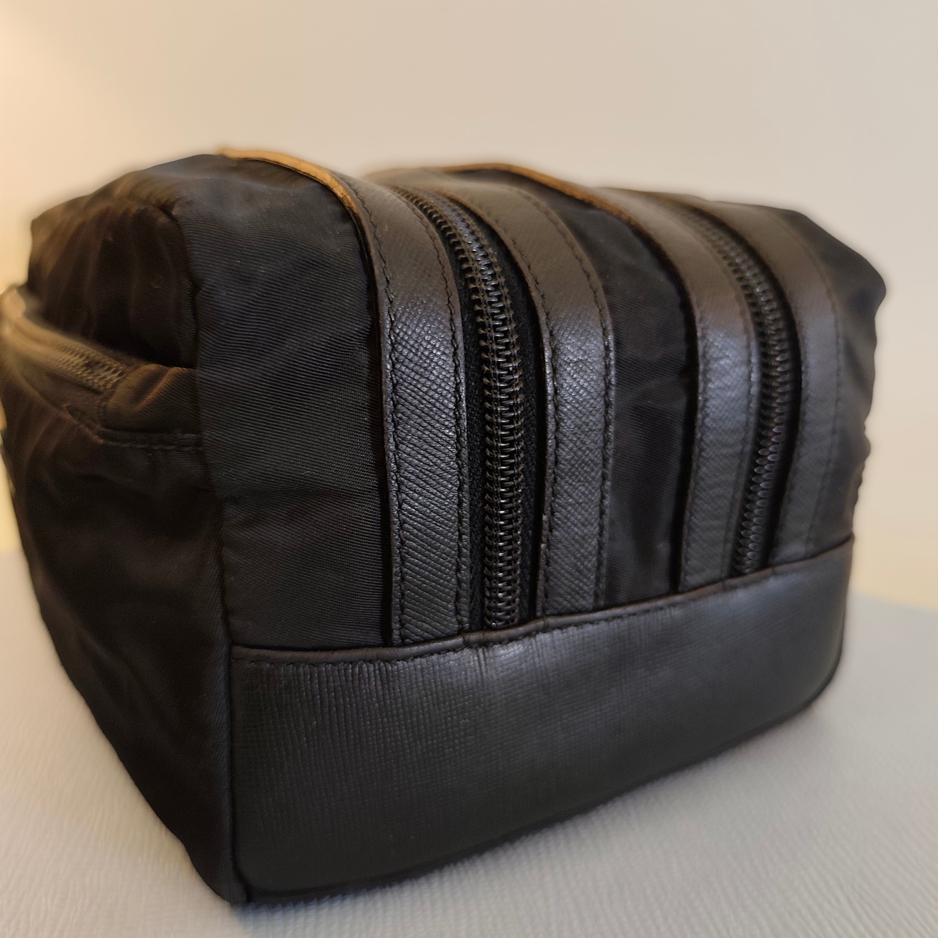 Prada - Trousse Toilette da Viaggio Re-Nylon e Saffiano Nera