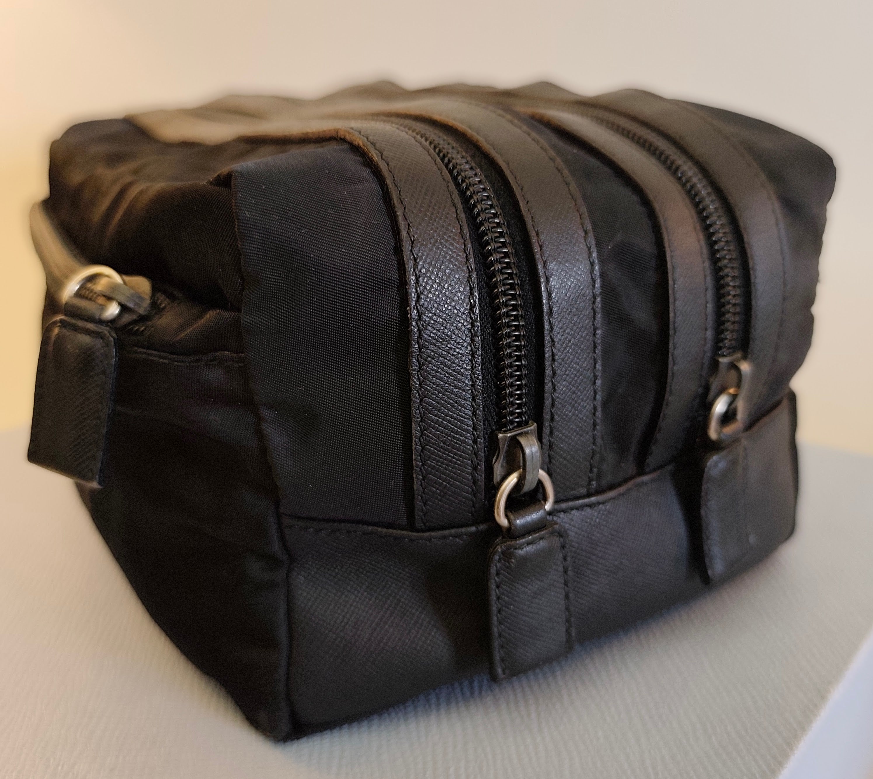 Prada - Trousse Toilette da Viaggio Re-Nylon e Saffiano Nera