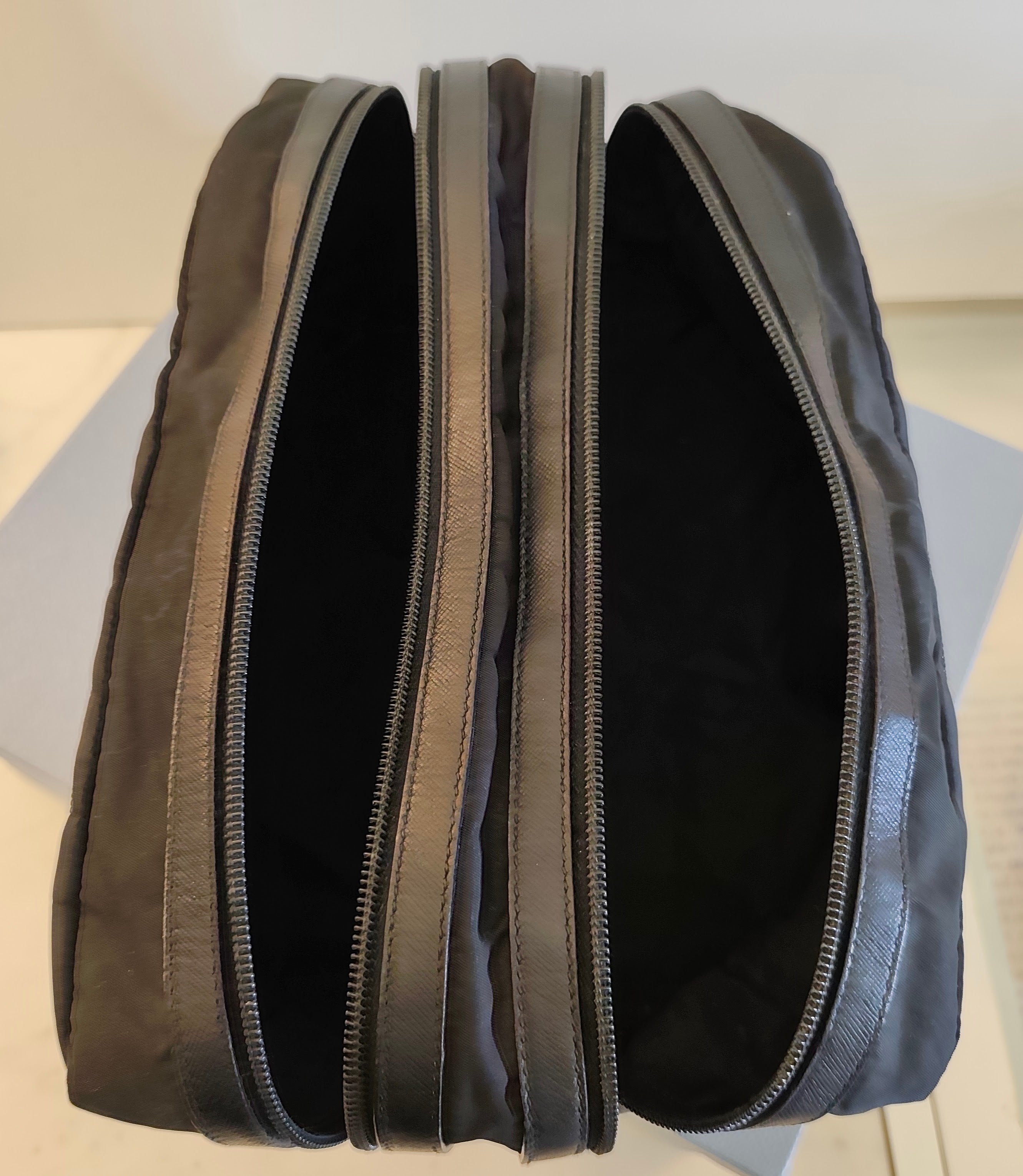 Prada - Trousse Toilette da Viaggio Re-Nylon e Saffiano Nera