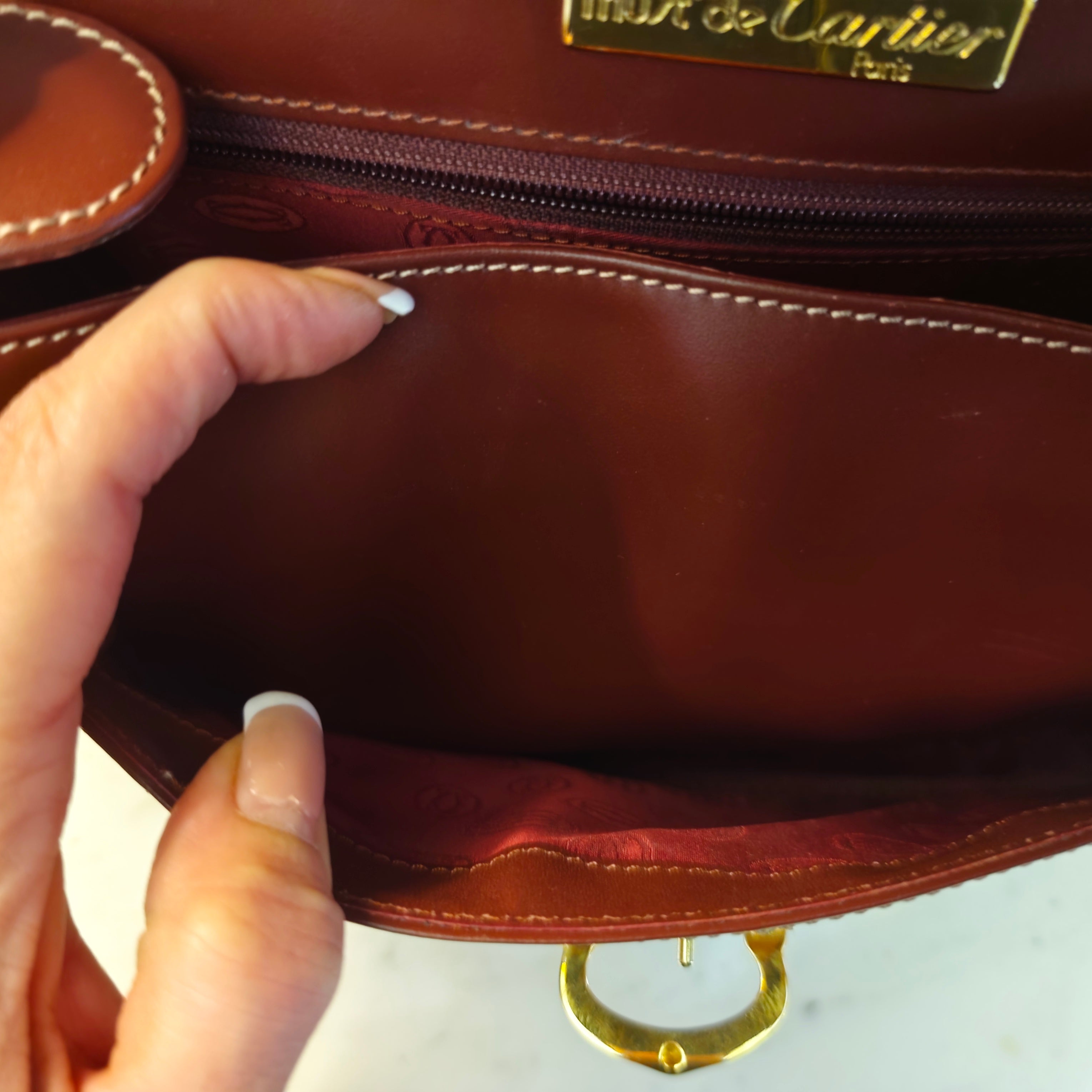 Cartier – Camera Bag Elegante Vintage in Pelle Bordeaux