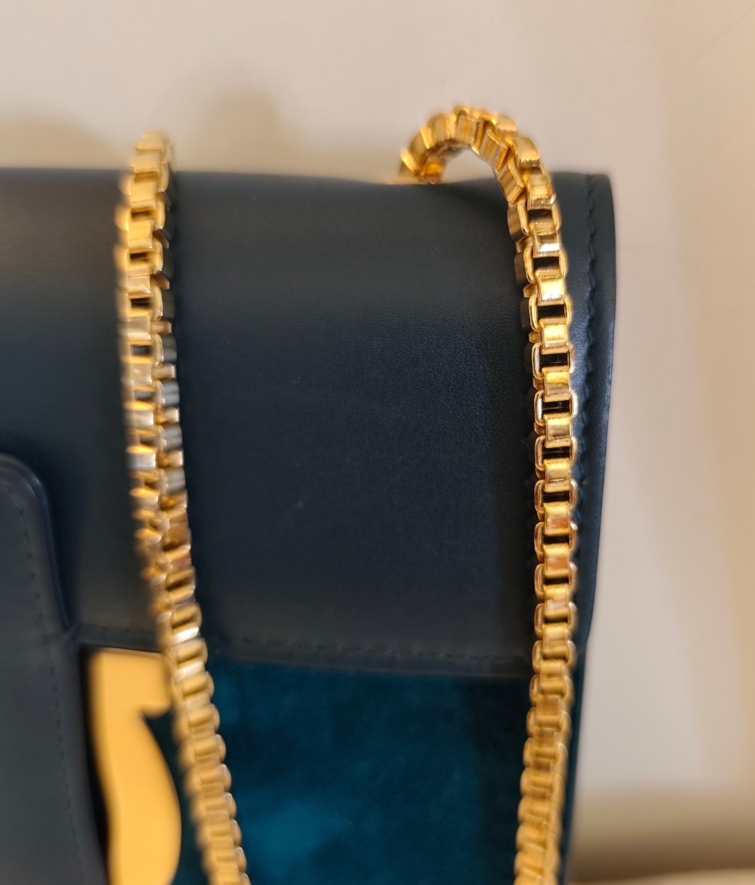 Salvatore Ferragamo – Borsetta “Thalia” in Pelle e Camoscio Ottanio