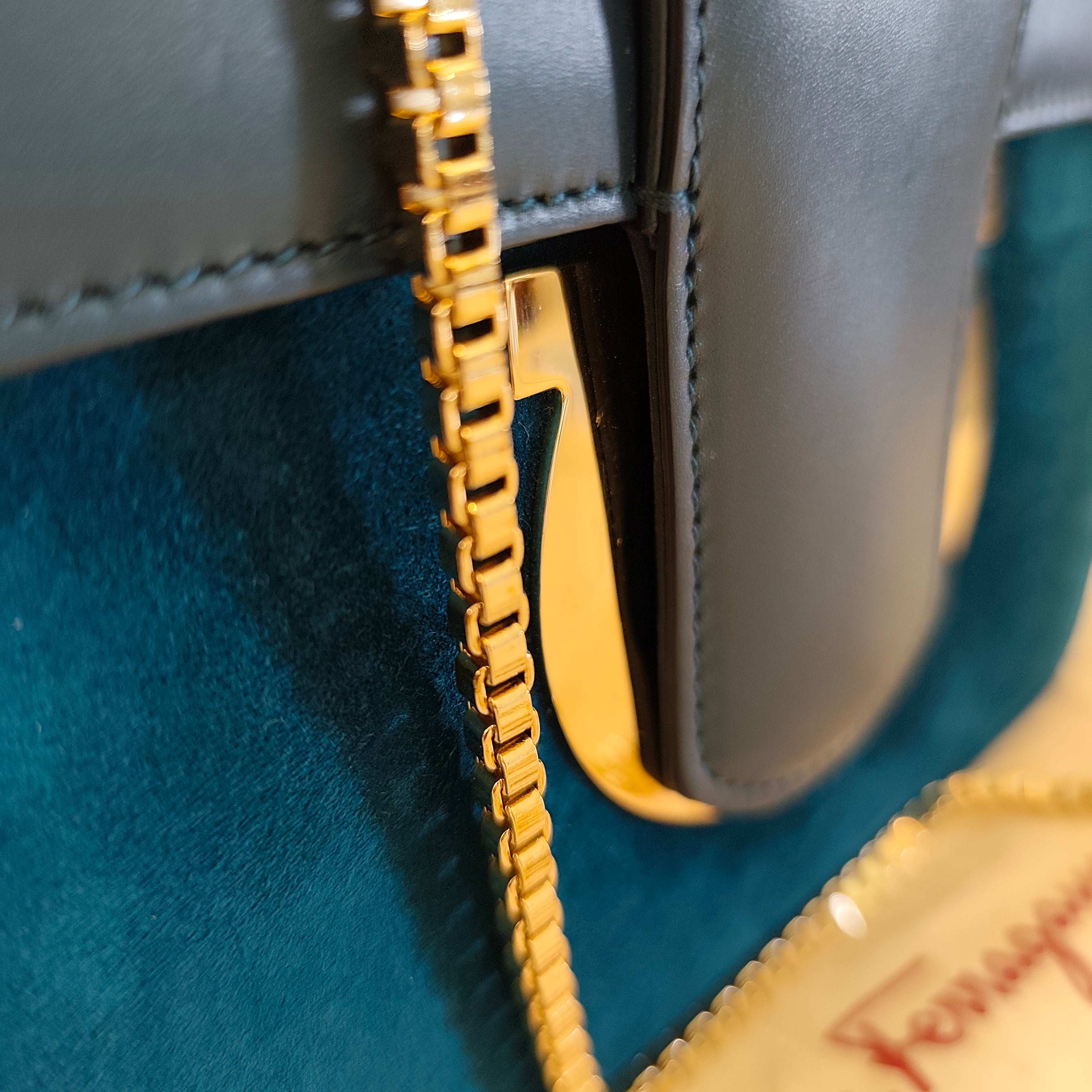 Salvatore Ferragamo – Borsetta “Thalia” in Pelle e Camoscio Ottanio