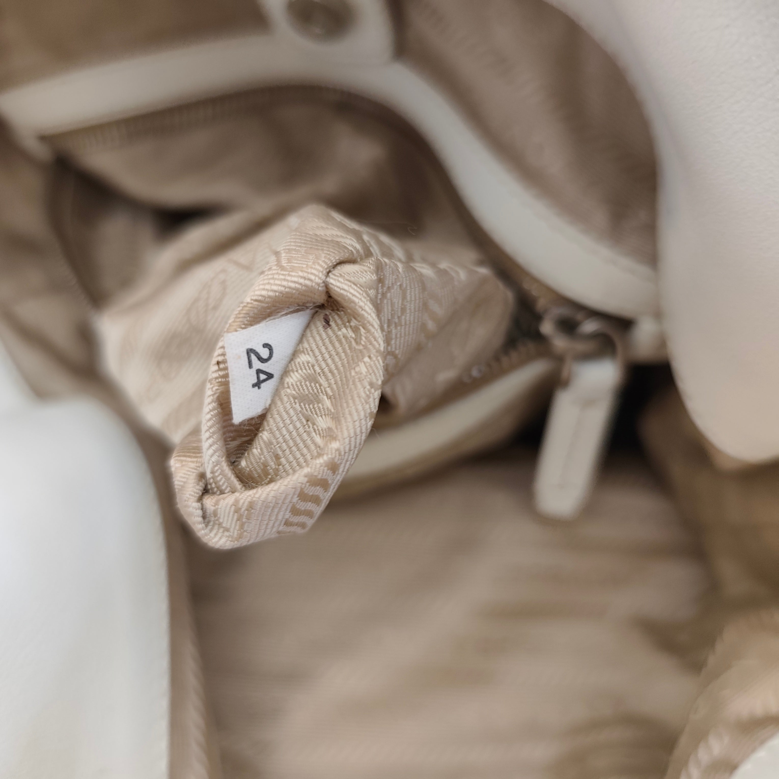 Prada – Hobo Shopper Logo Jacquard Beige e Pelle Bianca