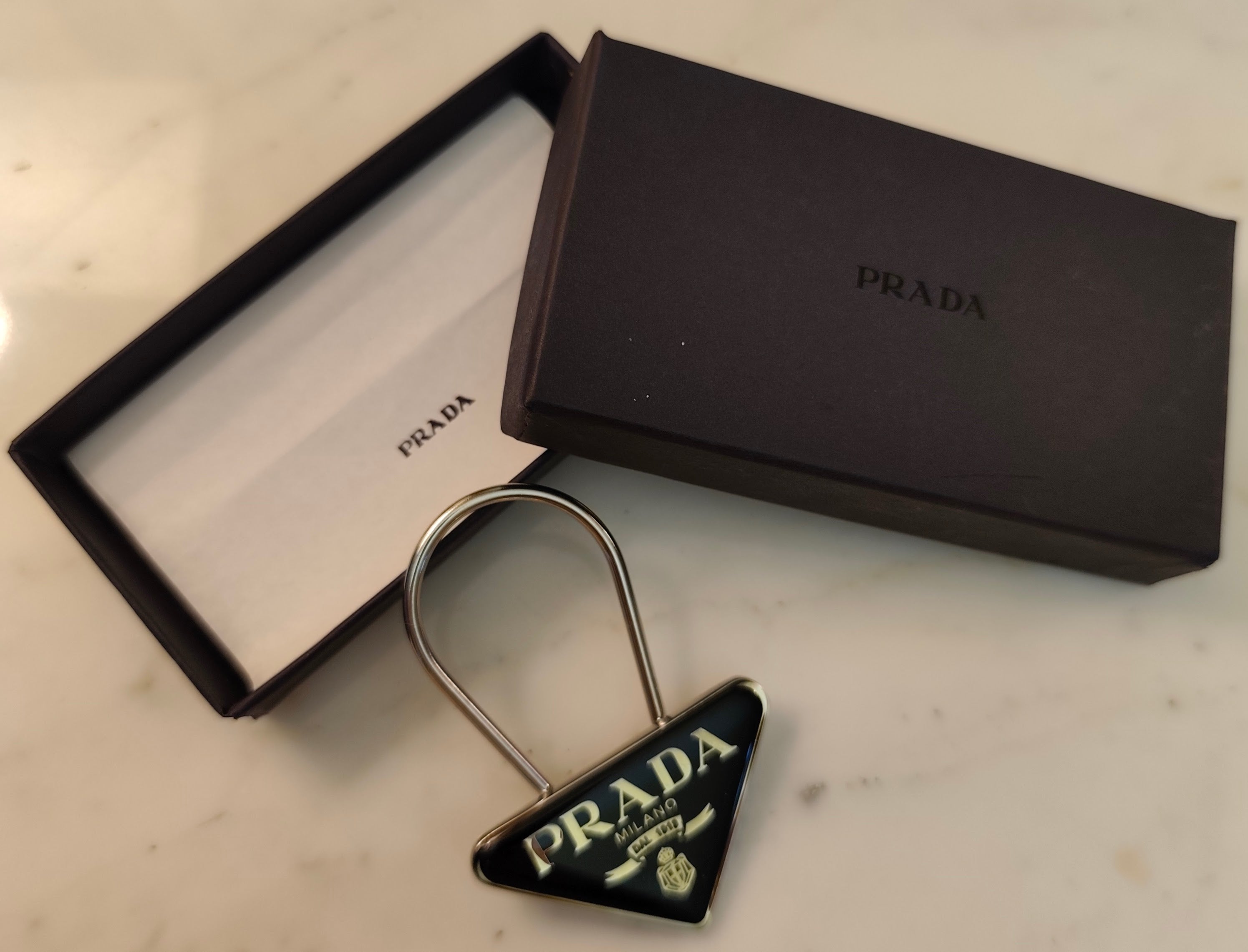 Prada - Portachiavi Unisex - in Metallo con Triangolo Smaltato Nero