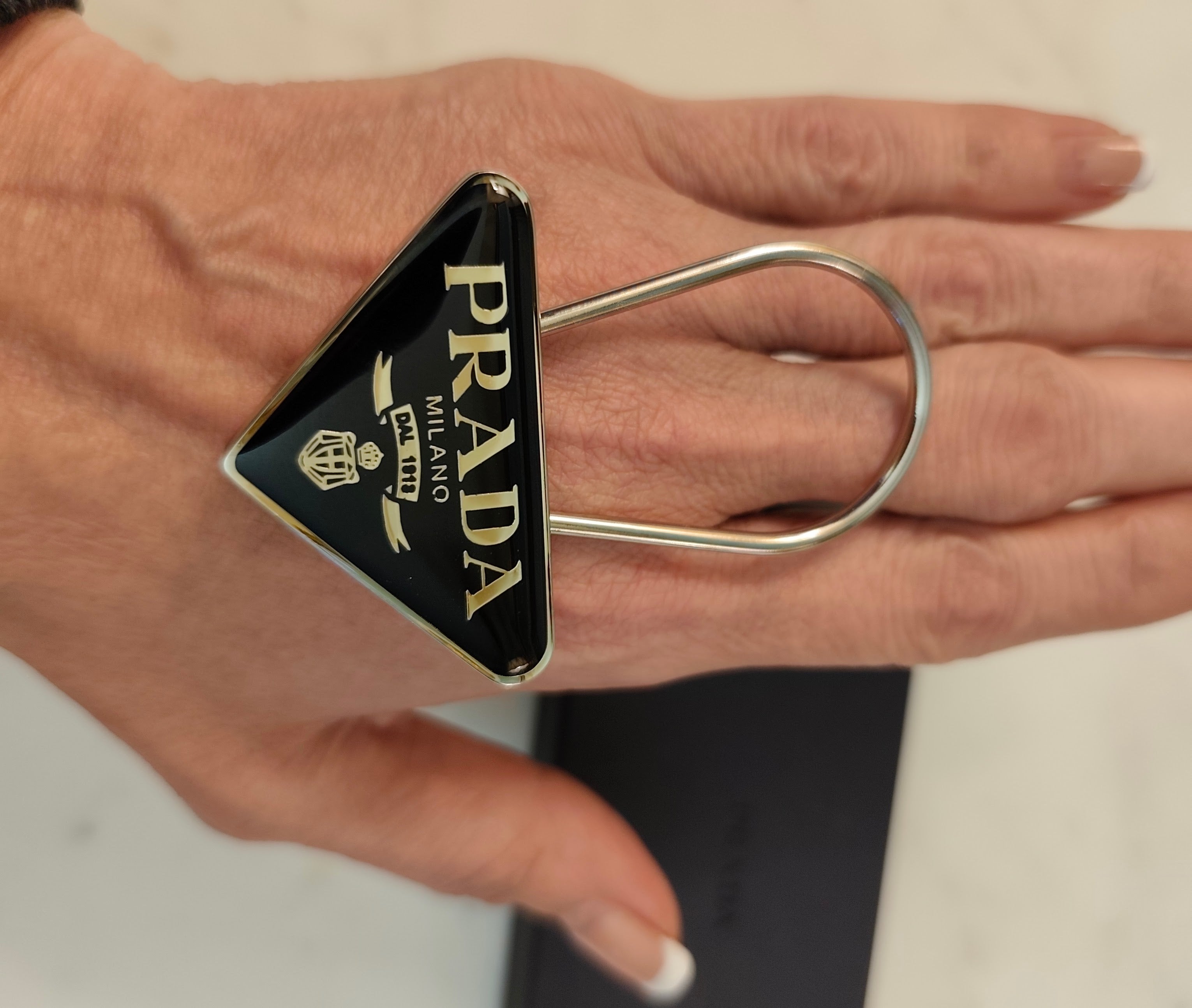 Prada - Portachiavi Unisex - in Metallo con Triangolo Smaltato Nero