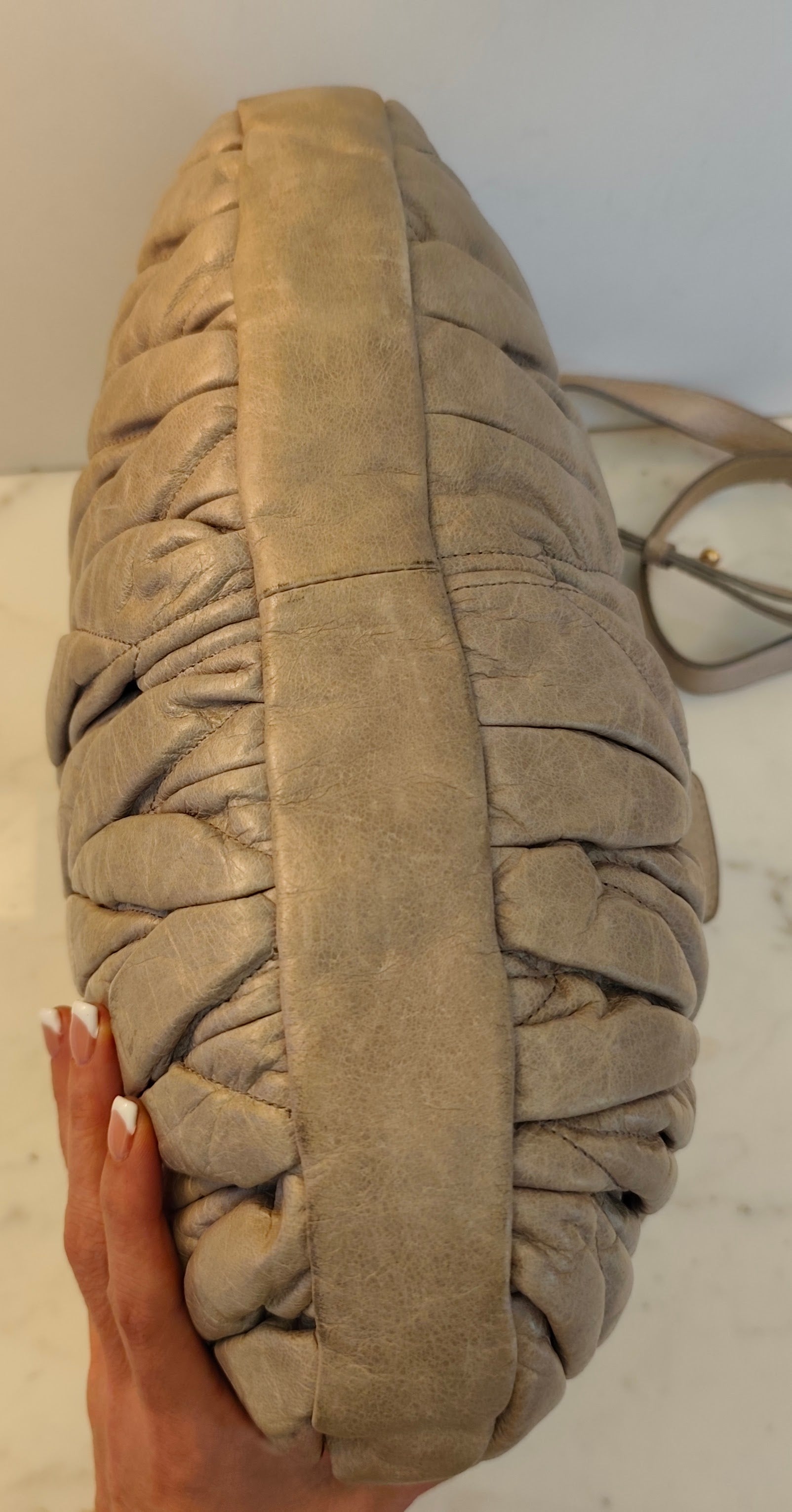 MIU MIU - Coffer Bag Borsa a Spalla in Pelle Matelassé Grigio-Beige con Tracolla Vintage