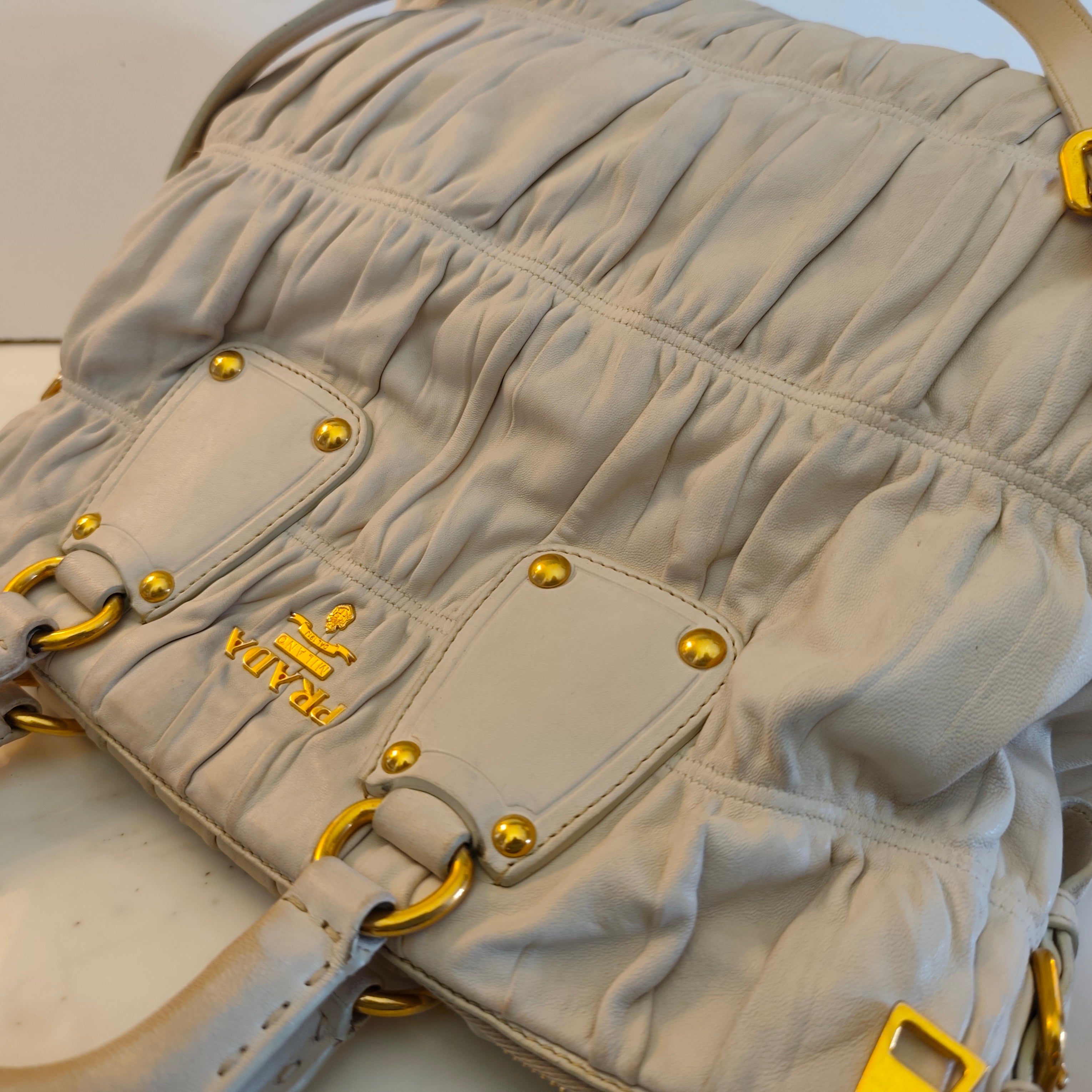 Prada - Shopper Goffrata con Tracolla in Pelle Avorio/Burro