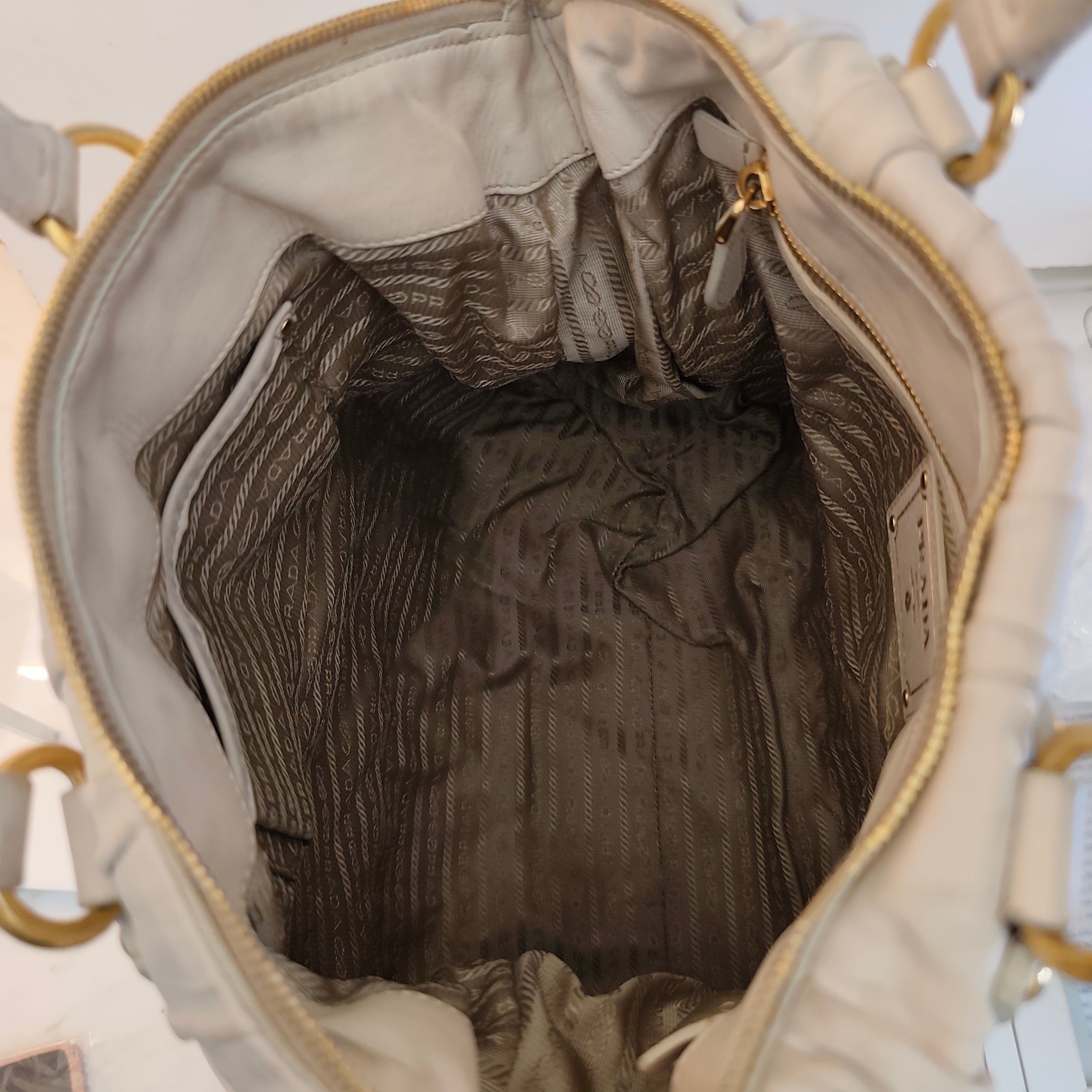 Prada - Shopper Goffrata con Tracolla in Pelle Avorio/Burro