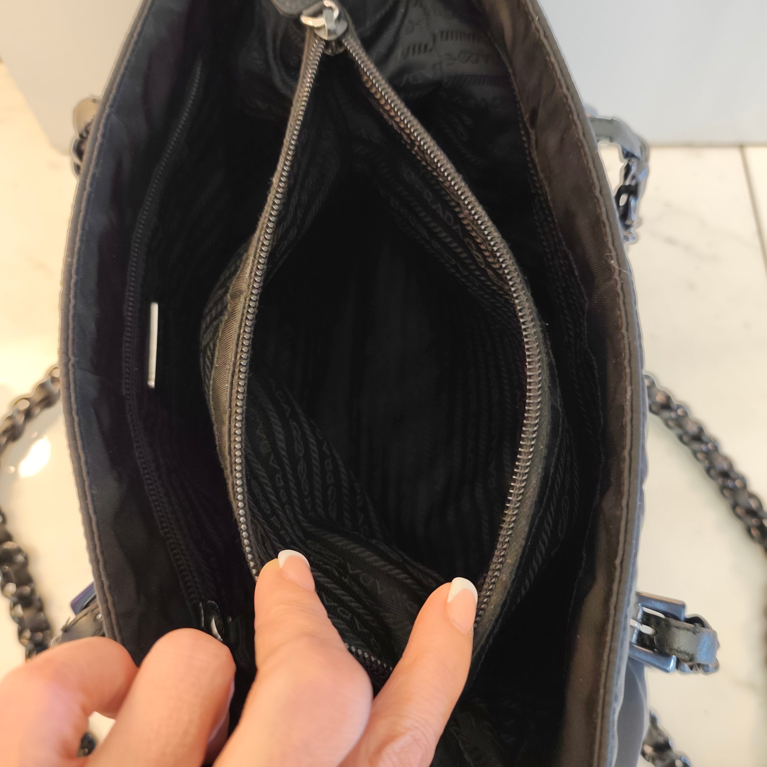 Prada - Tote a Spalla in Nylon Nero con Catene in Resina Vintage