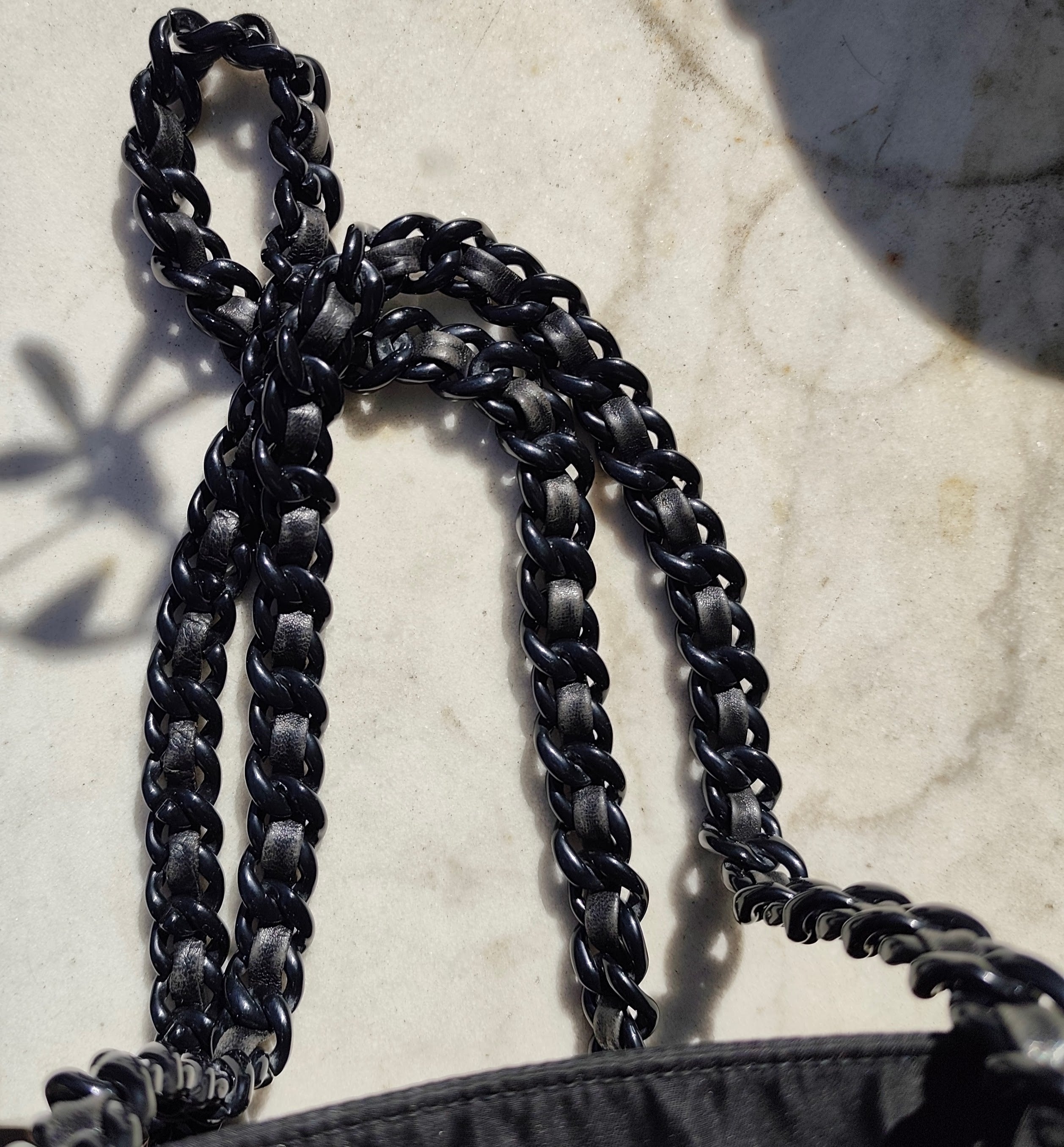 Prada - Tote a Spalla in Nylon Nero con Catene in Resina Vintage