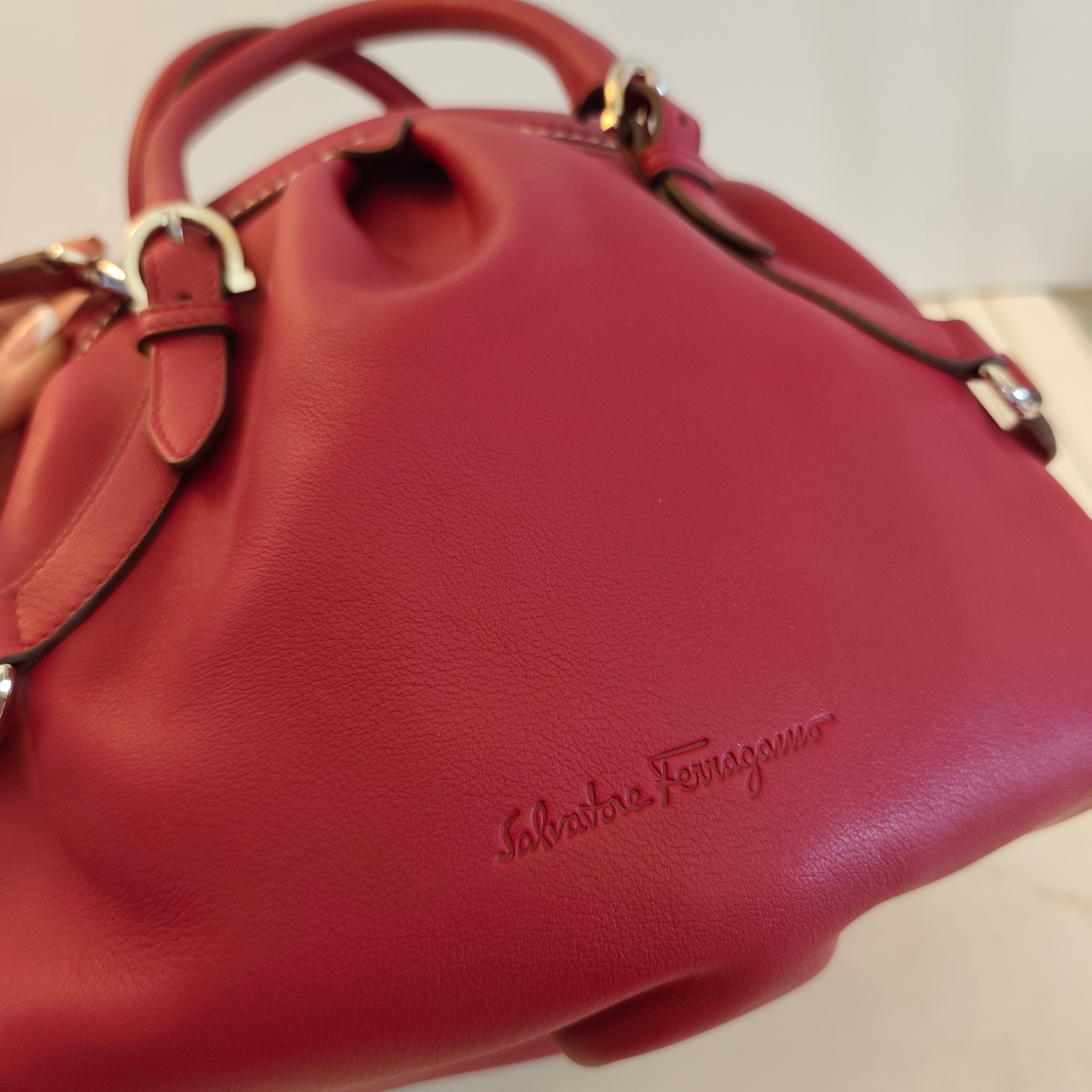 SALVATORE FERRAGAMO – Borsa a Mano in Pelle Bordeaux con Tracolla