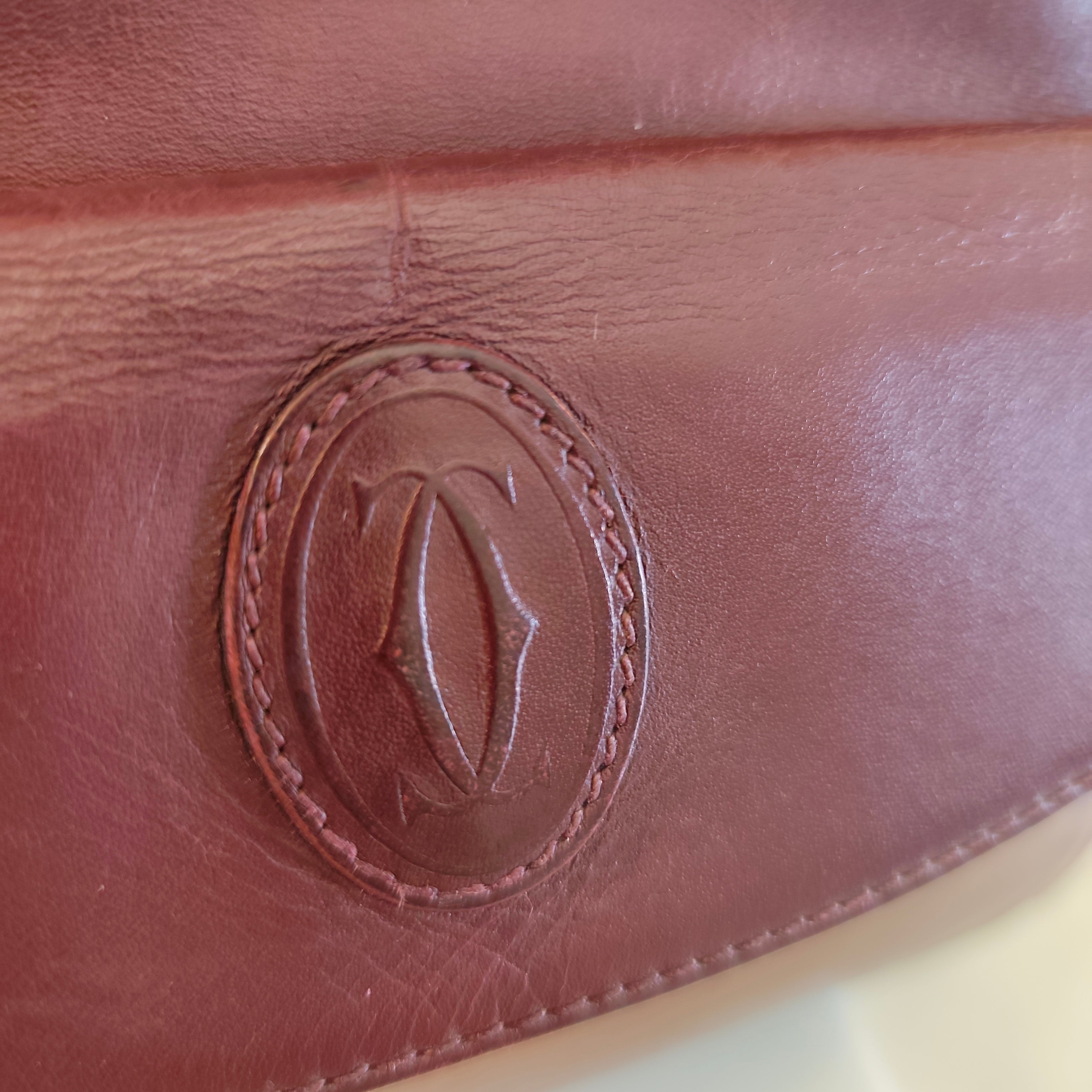 Cartier - Borsetta Elegante a Spalla con Tracolla in Pelle Bordeaux Vintage