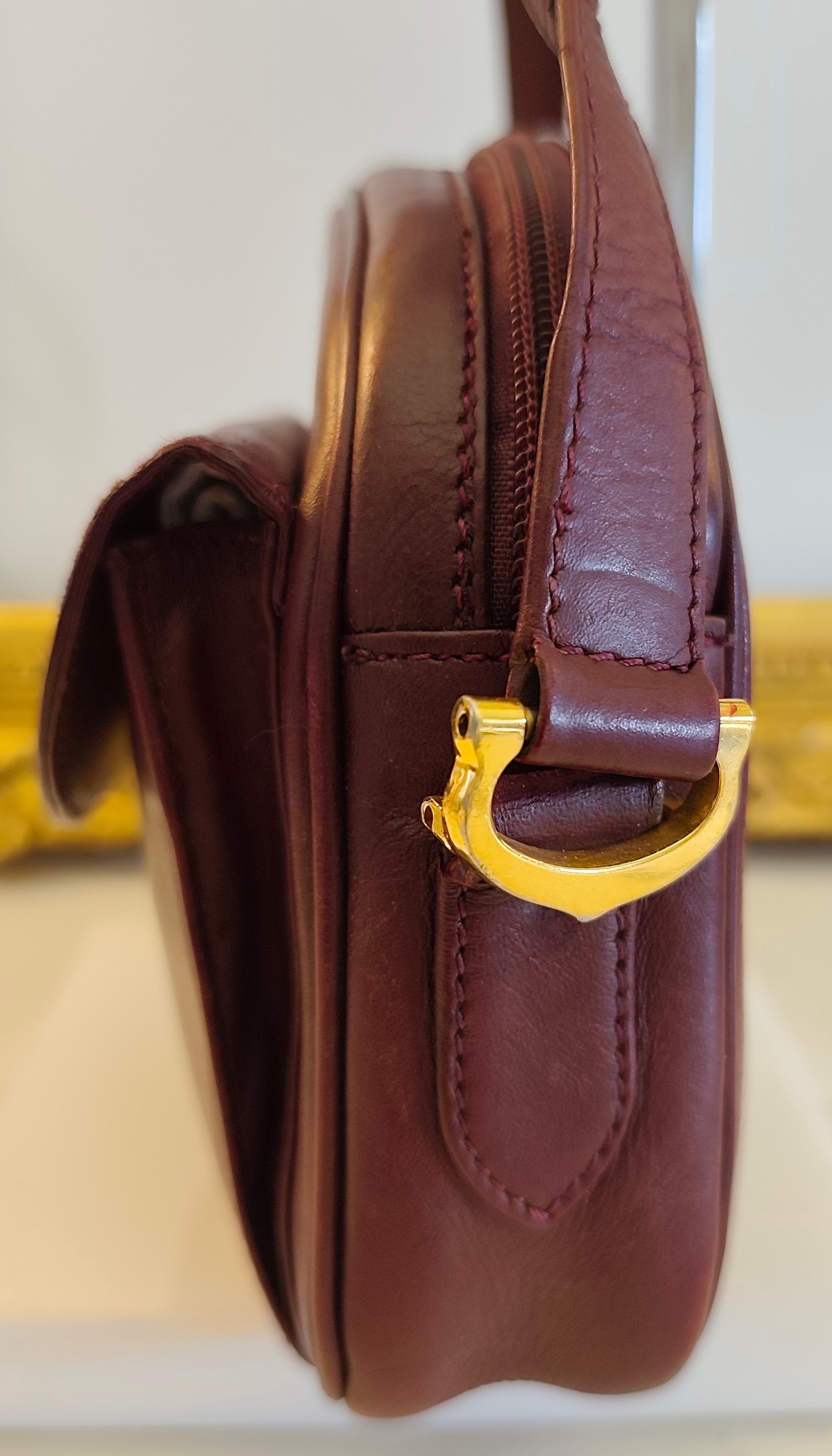 Cartier - Borsetta Elegante a Spalla con Tracolla in Pelle Bordeaux Vintage
