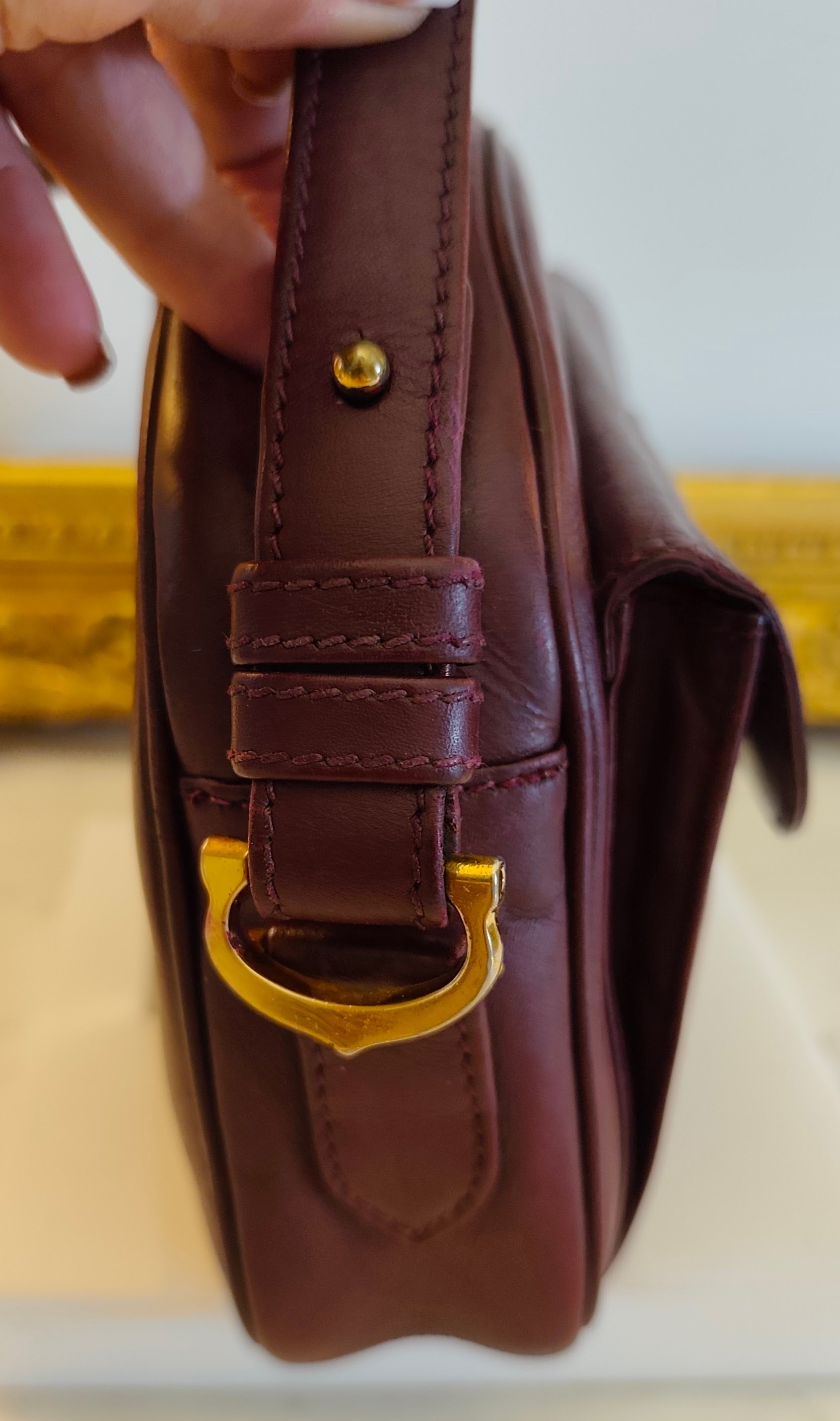 Cartier - Borsetta Elegante a Spalla con Tracolla in Pelle Bordeaux Vintage