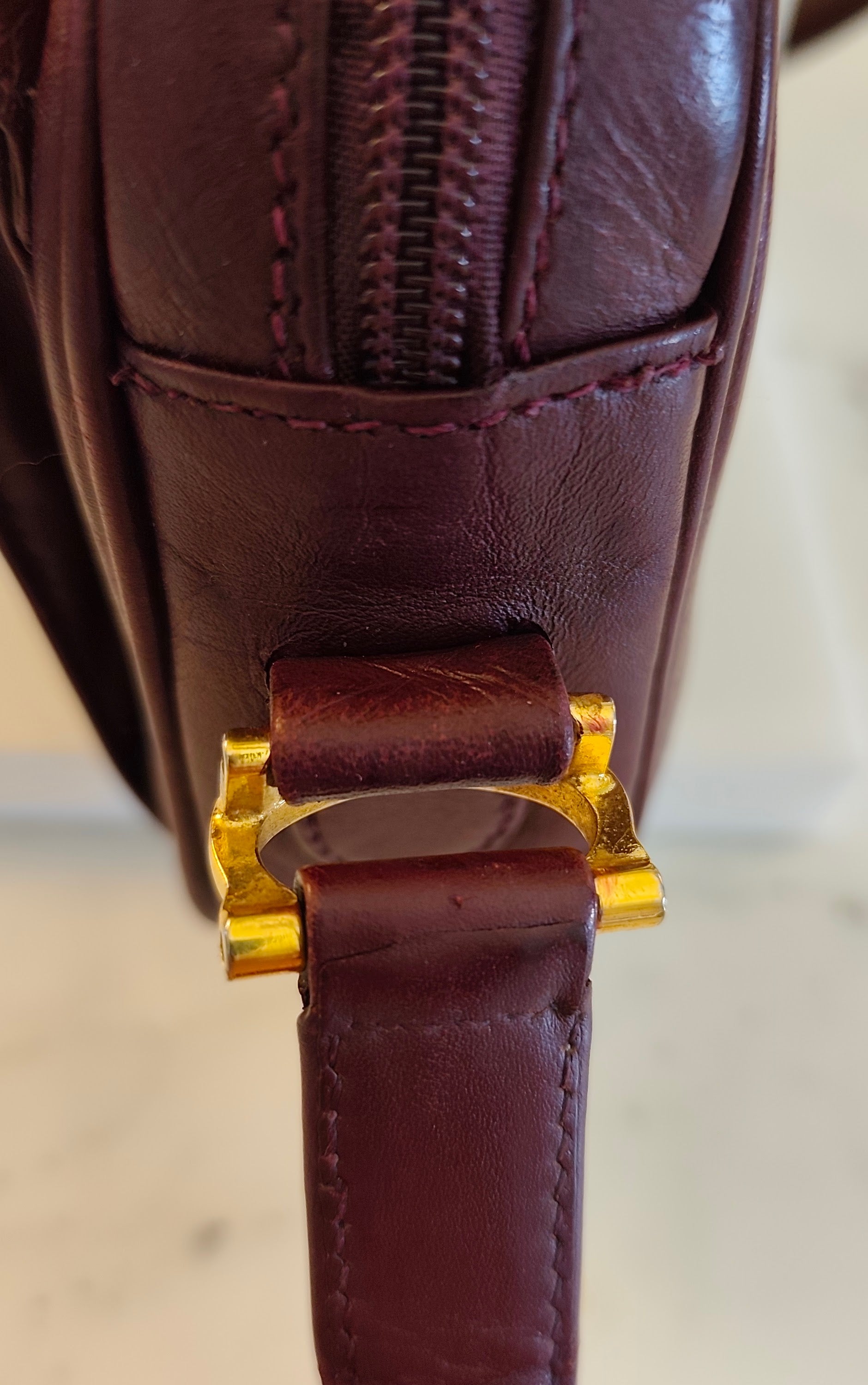 Cartier - Borsetta Elegante a Spalla con Tracolla in Pelle Bordeaux Vintage
