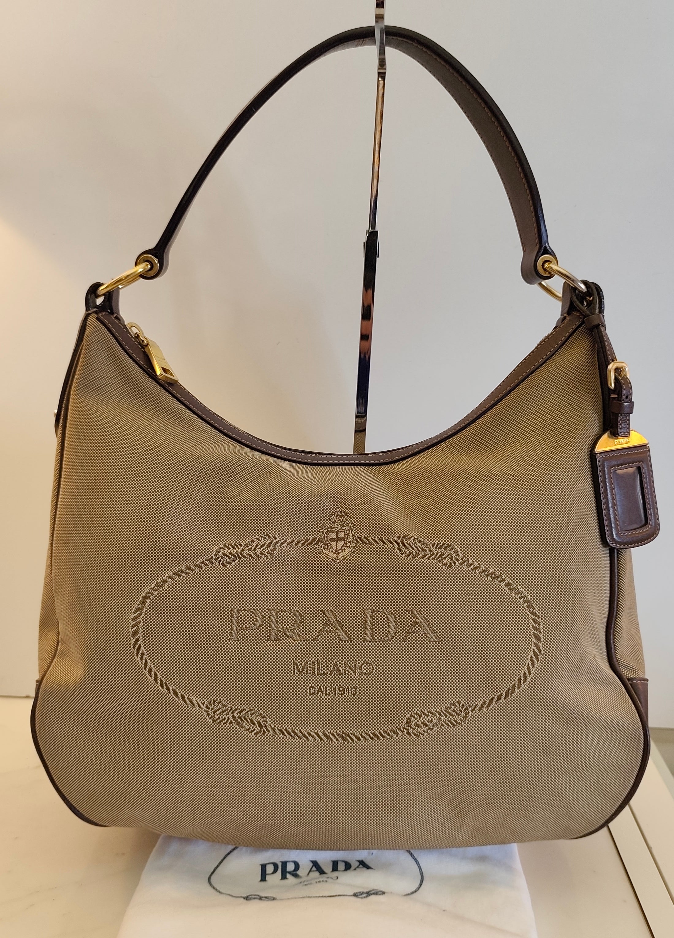 Prada – Borsa Hobo a Spalla Logo Jacquard in Canapa Beige e Pelle Marrone