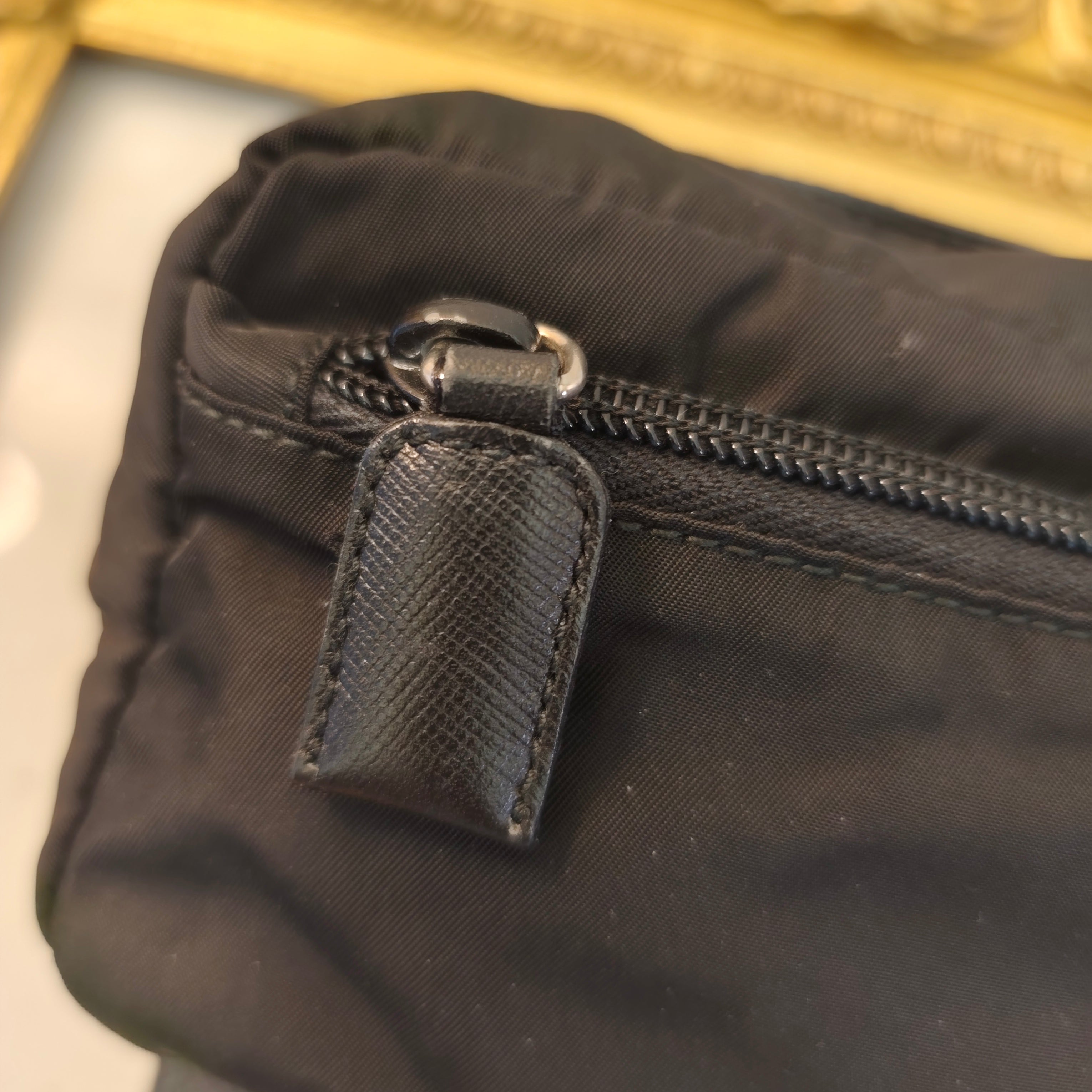 Prada – Trousse Singola da Viaggio in Re-Nylon e Pelle Saffiano Nera