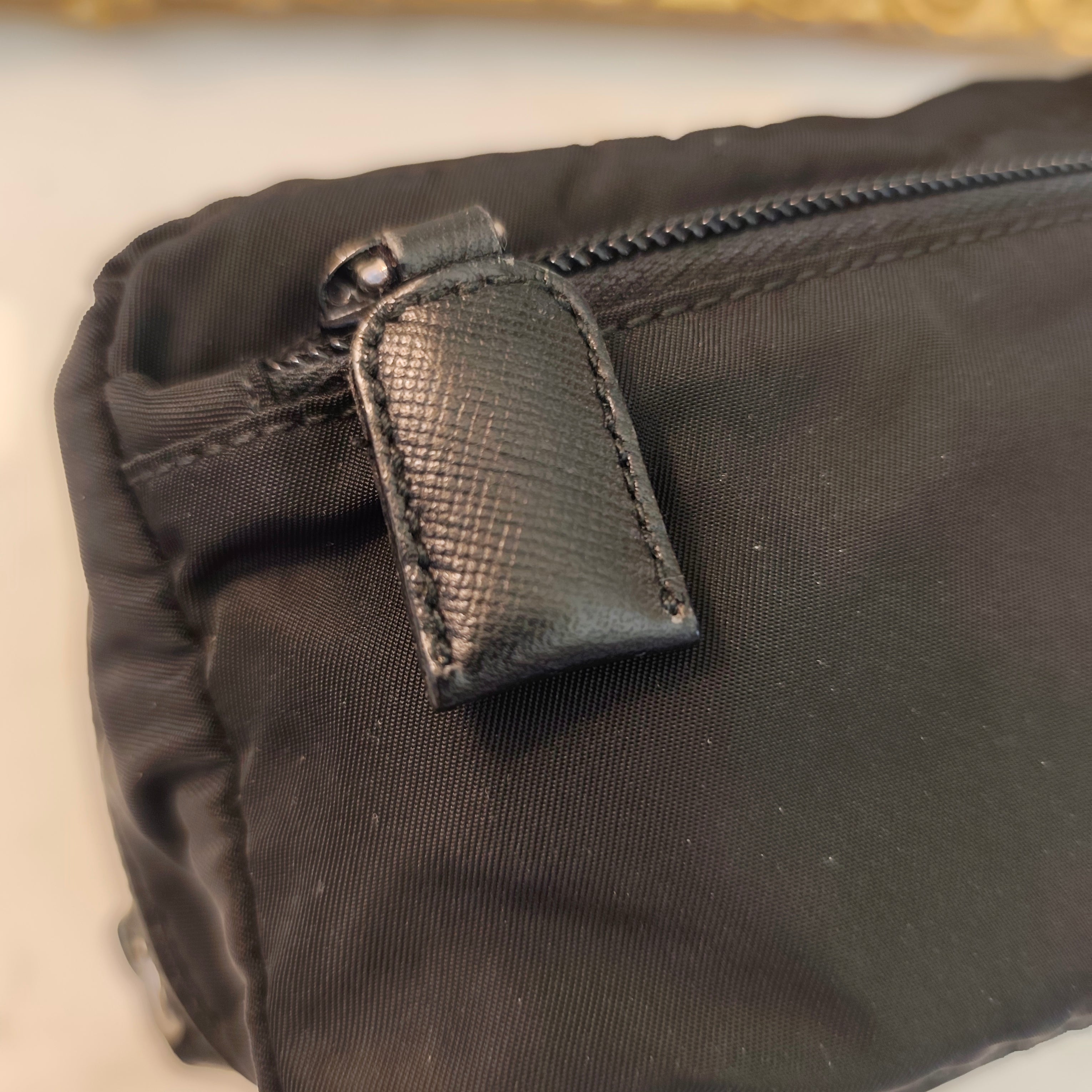 Prada – Trousse Singola da Viaggio in Re-Nylon e Pelle Saffiano Nera