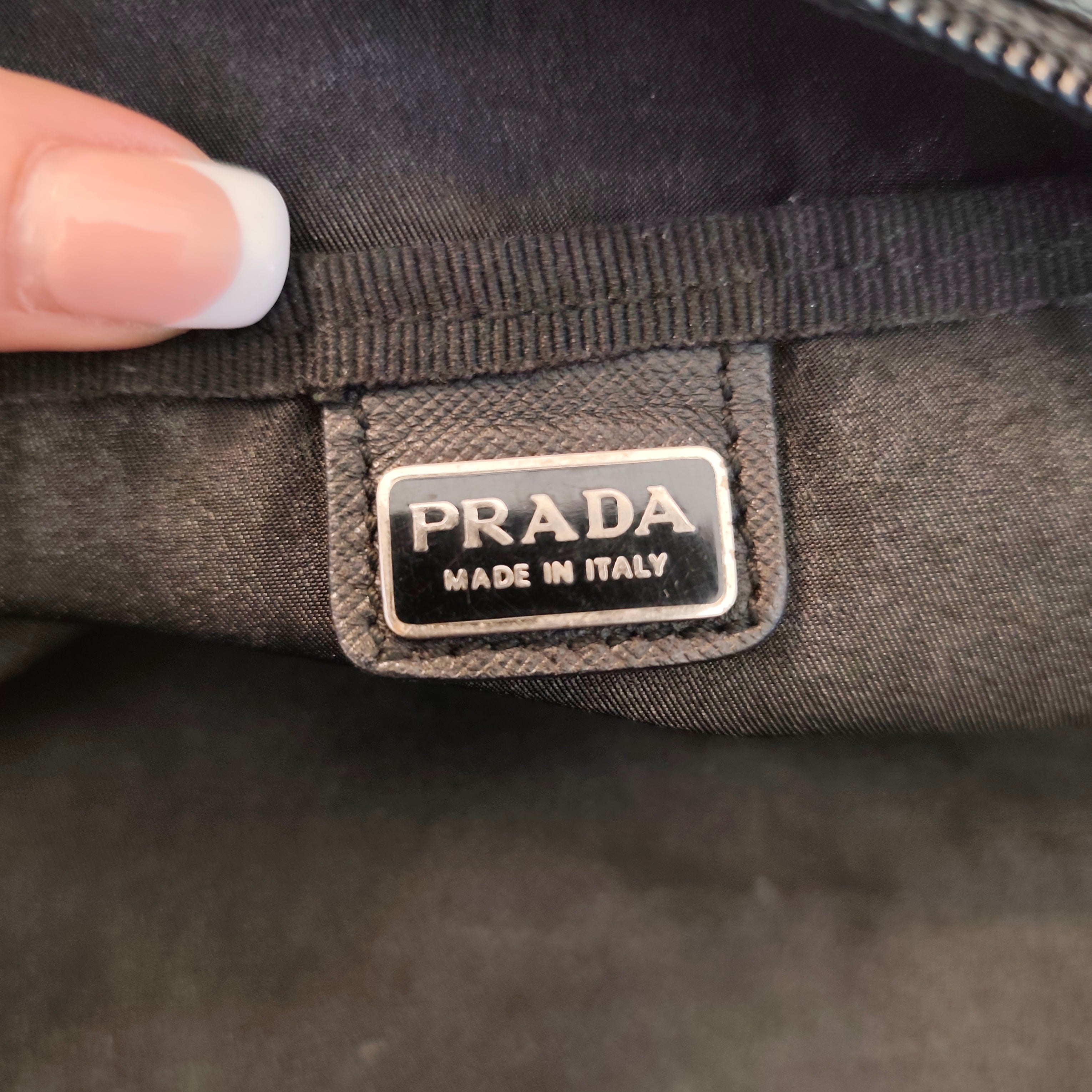 Prada – Trousse Singola da Viaggio in Re-Nylon e Pelle Saffiano Nera