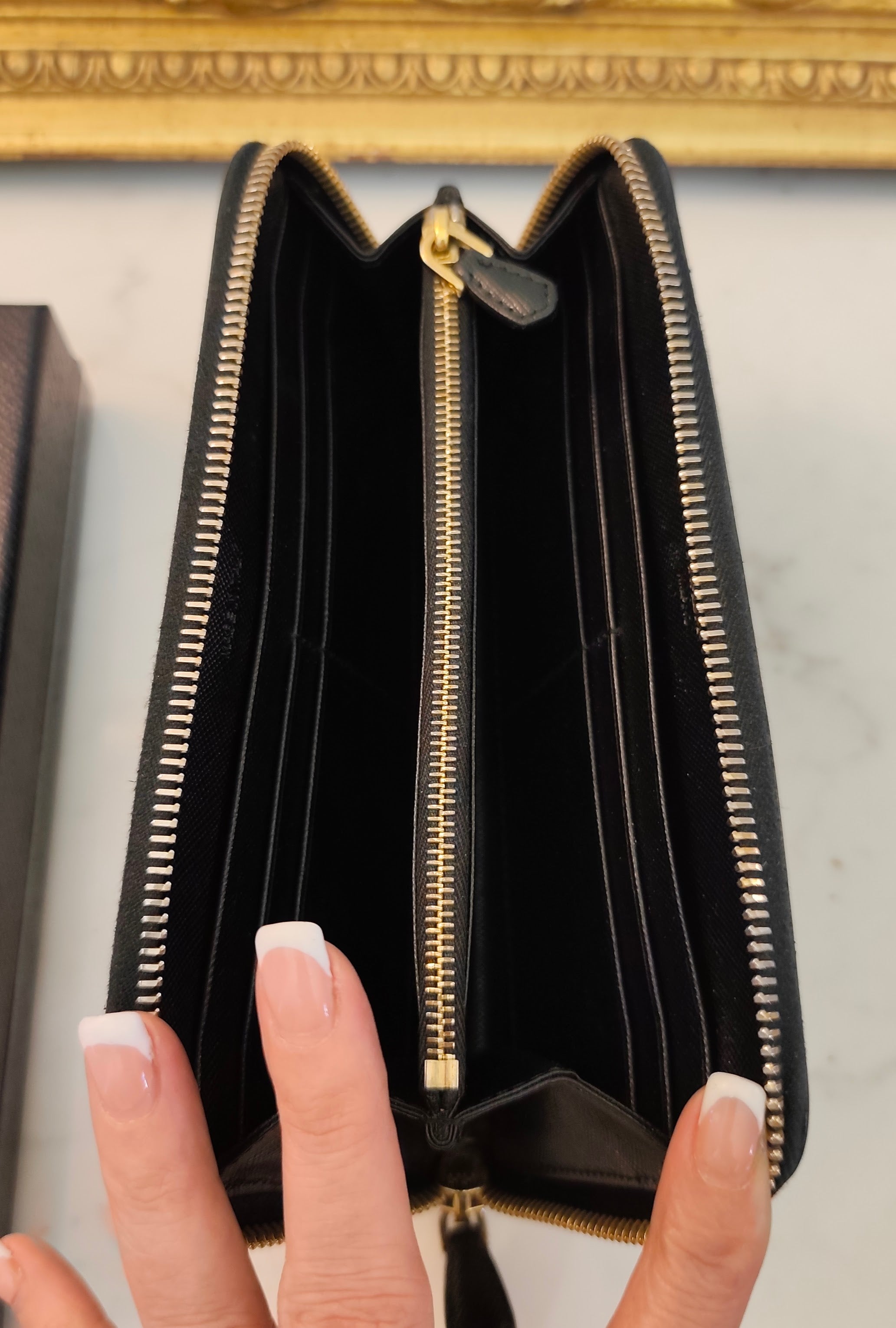 Prada – Portafoglio Continental Zip All-Around in Saffiano Nero