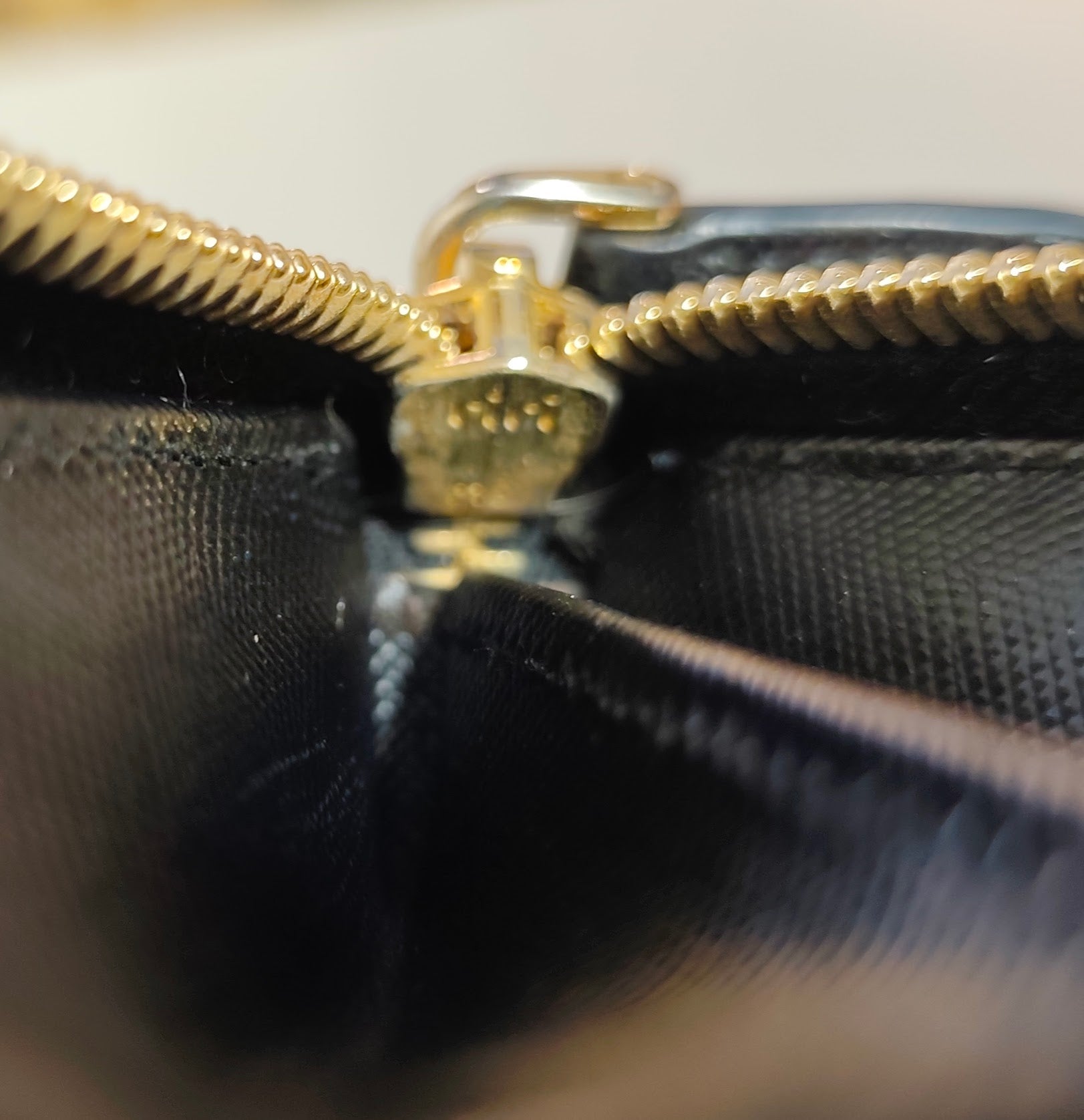 Prada – Portafoglio Continental Zip All-Around in Saffiano Nero