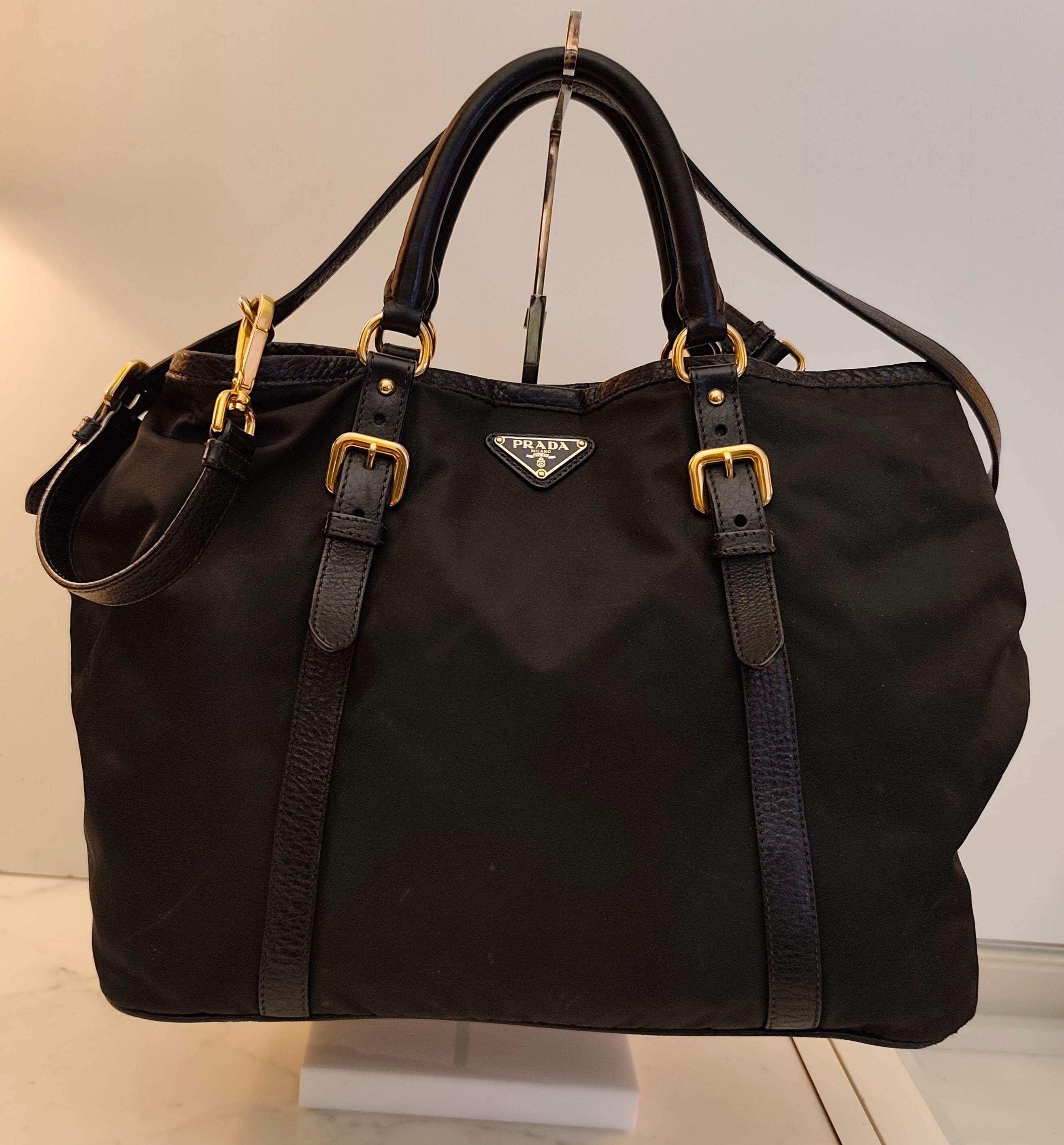 Prada - Tote Shopper in Nylon e Pelle Nera con Tracolla e Fasce in Pelle