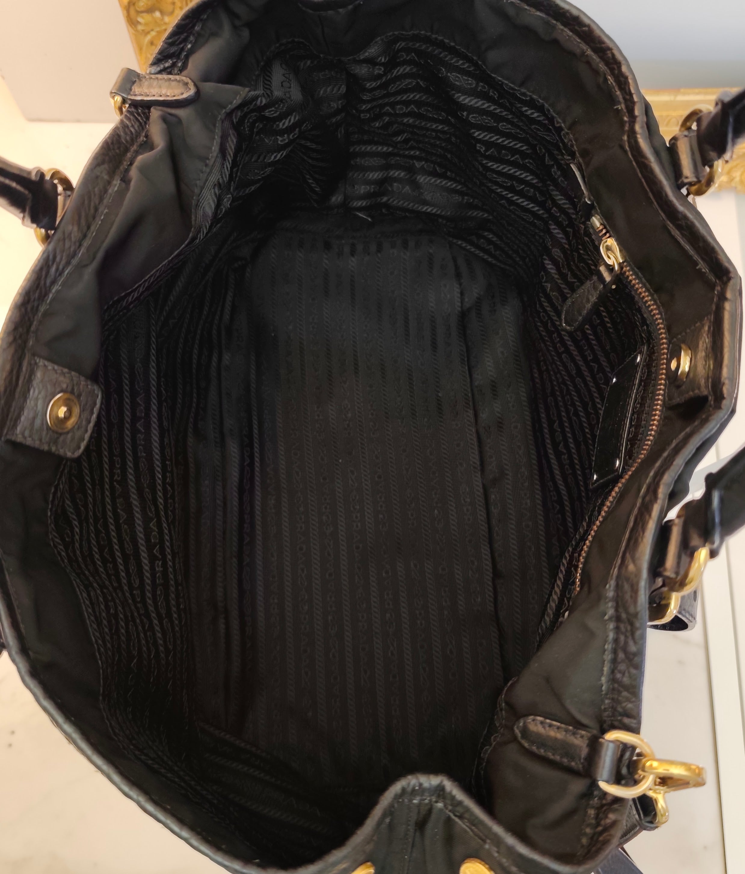 Prada - Tote Shopper in Nylon e Pelle Nera con Tracolla e Fasce in Pelle