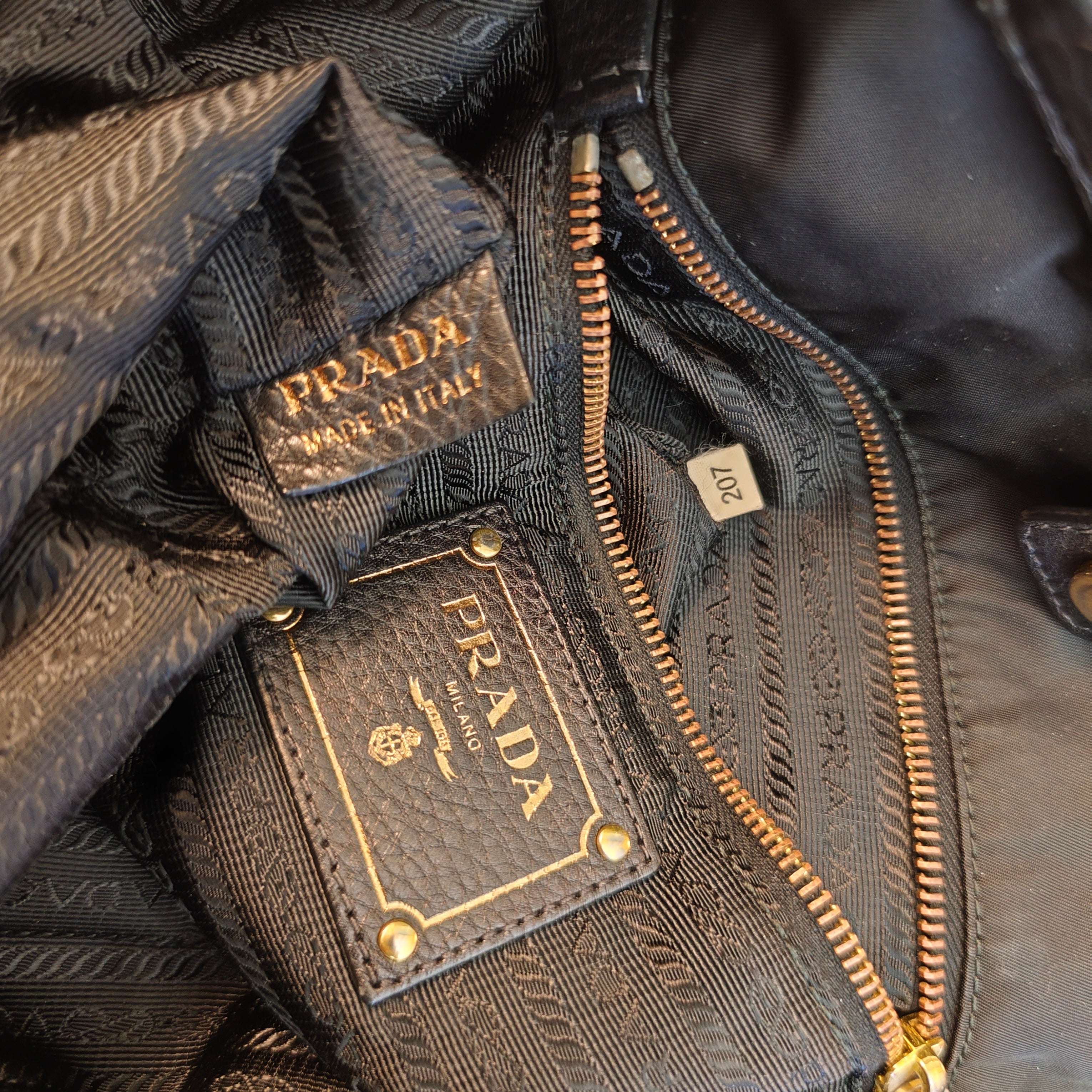 Prada - Tote Shopper in Nylon e Pelle Nera con Tracolla e Fasce in Pelle