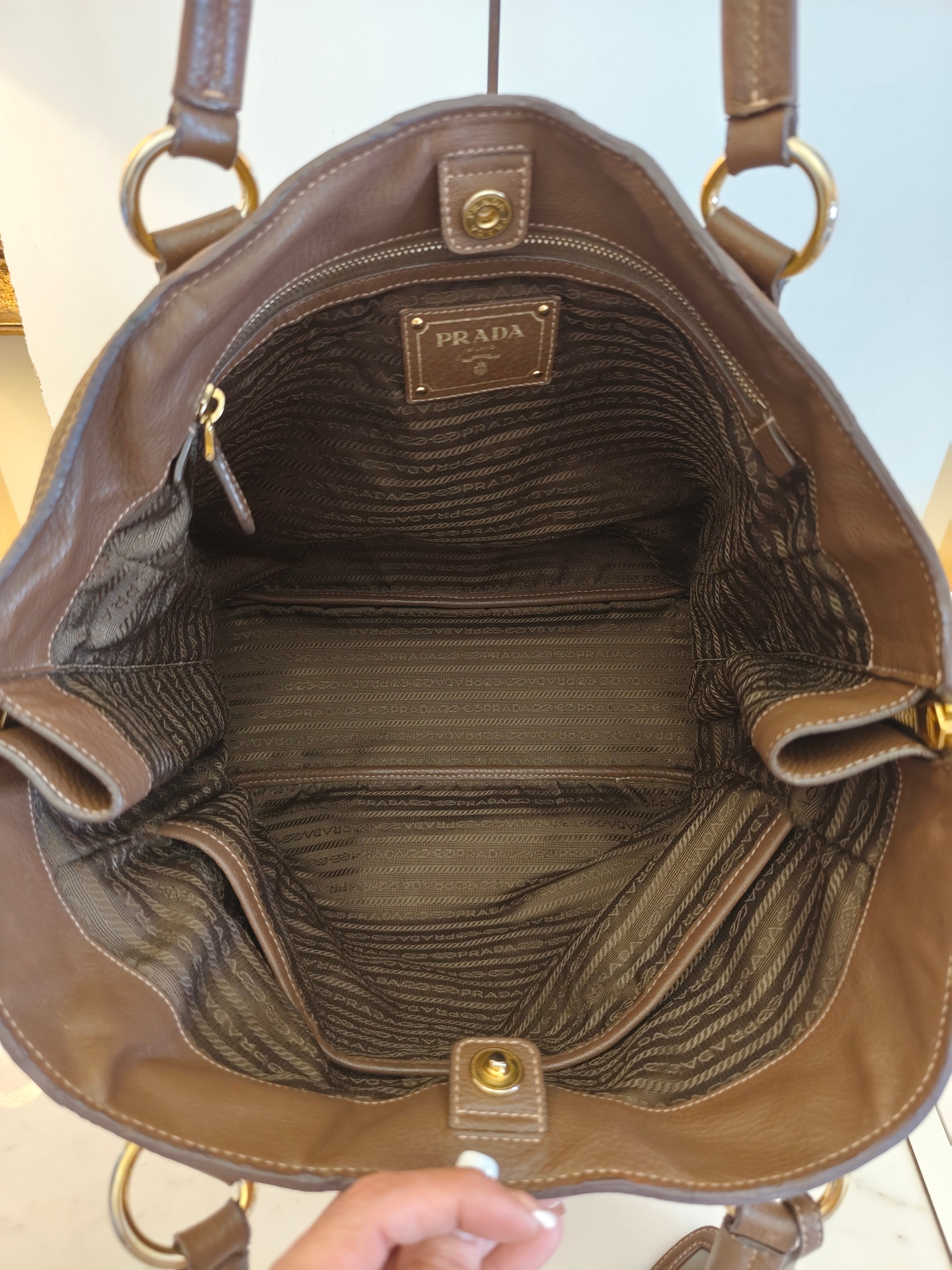 Prada - Shopper Espandibile in Pelle Martellata Cioccolato al Latte Pari al Nuovo