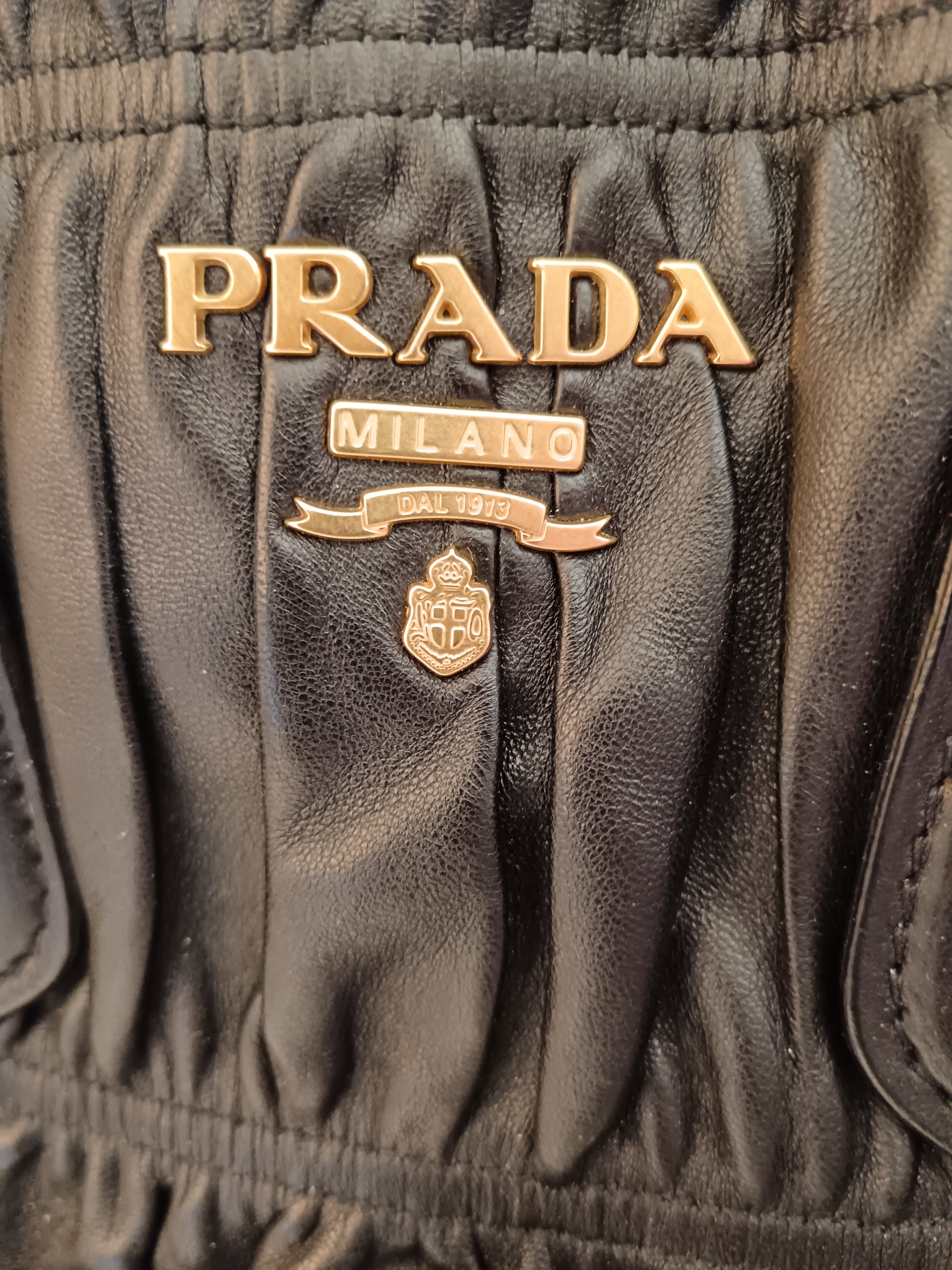 DAY 1: 1174 - Prada Tote Goffrata/Matelassè pelle nera cerniera con tracolla e tasche laterali