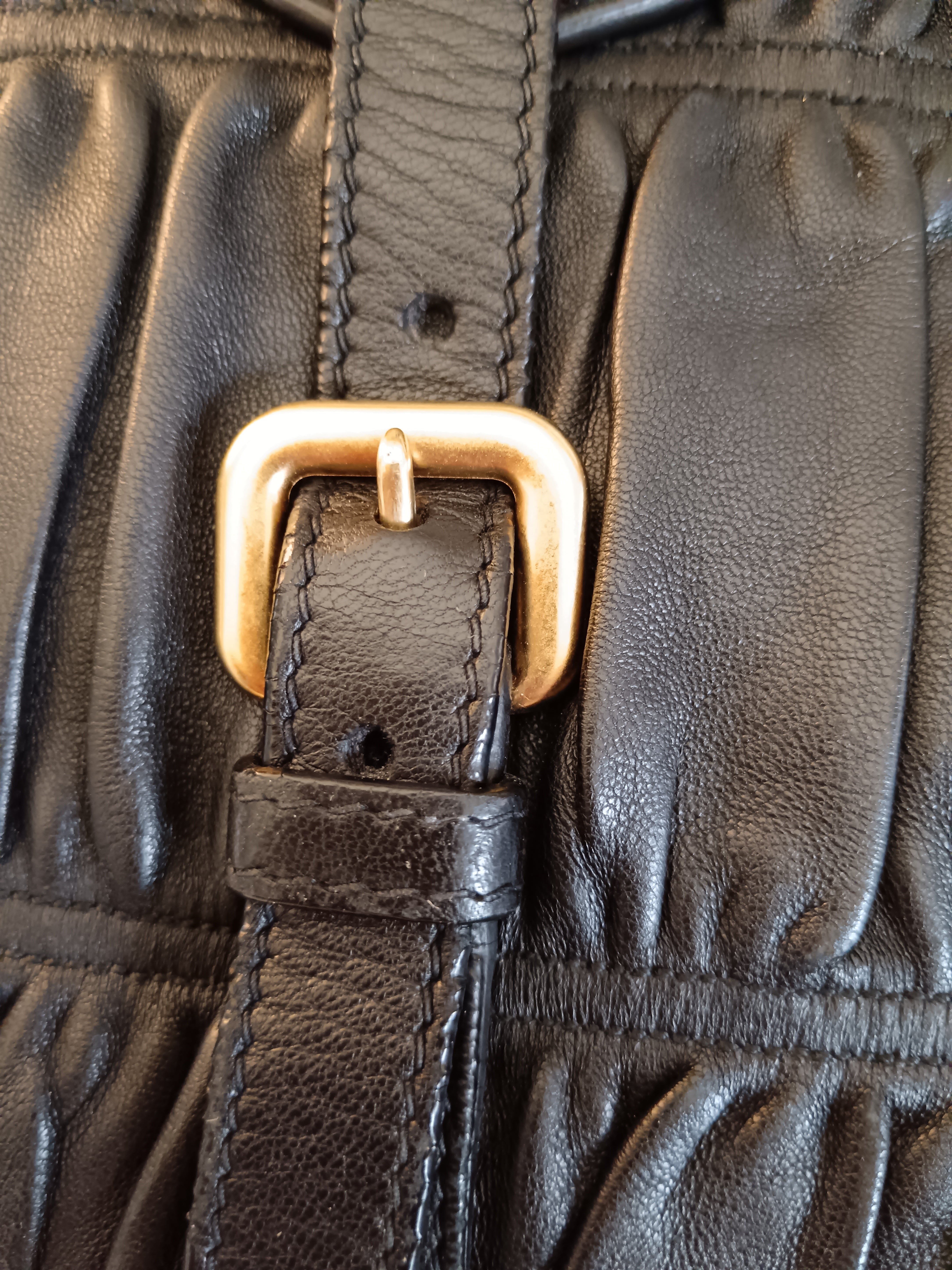 DAY 1: 1174 - Prada Tote Goffrata/Matelassè pelle nera cerniera con tracolla e tasche laterali