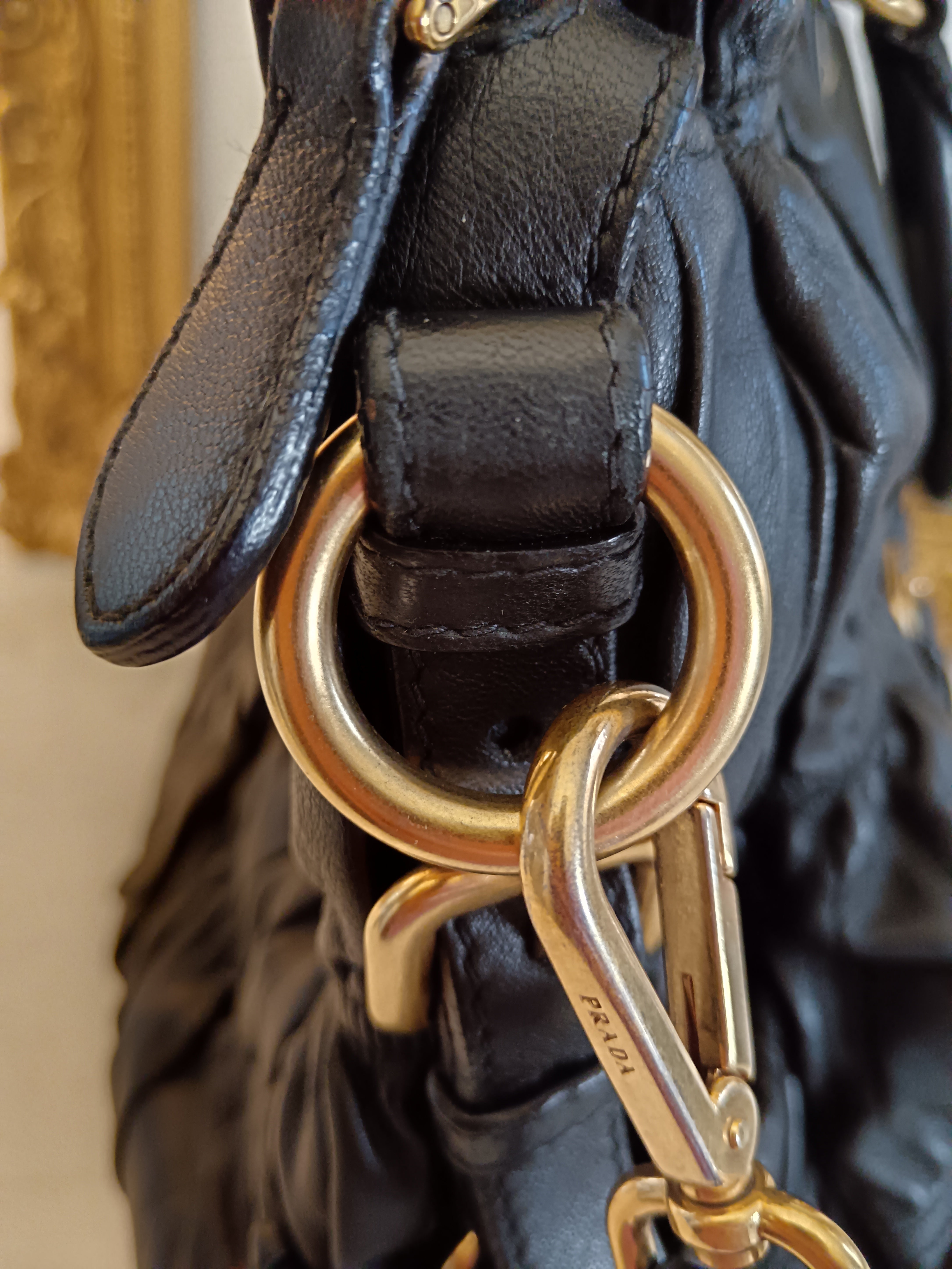 DAY 1: 1174 - Prada Tote Goffrata/Matelassè pelle nera cerniera con tracolla e tasche laterali