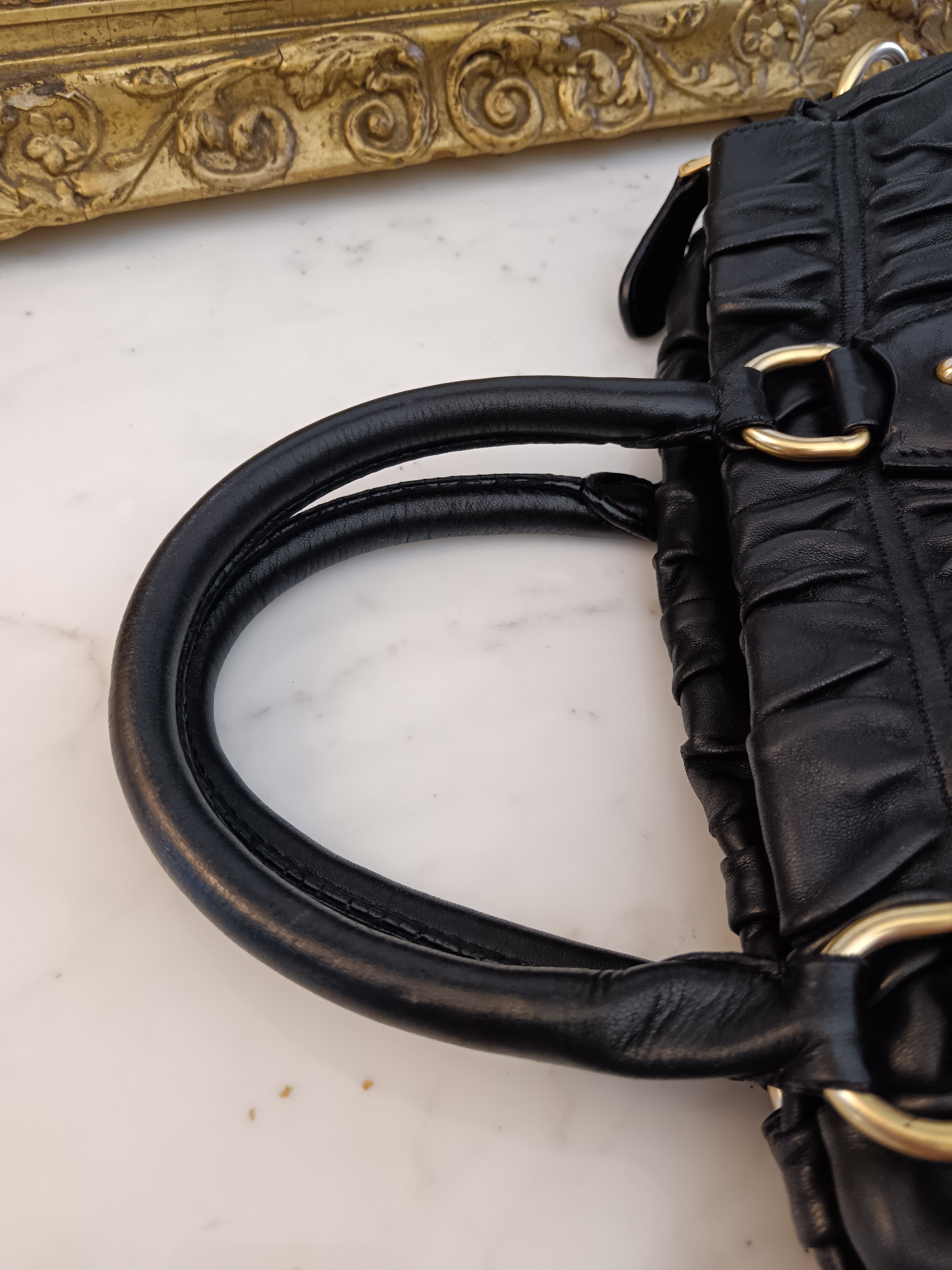 DAY 1: 1174 - Prada Tote Goffrata/Matelassè pelle nera cerniera con tracolla e tasche laterali