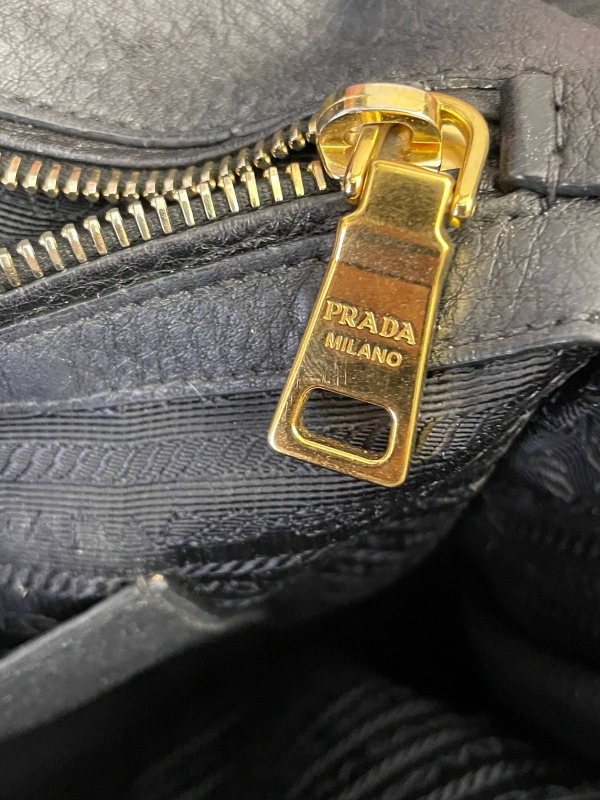 Prada - Shopper Espandibile in Pelle Martellata Nera Con Manici Corti