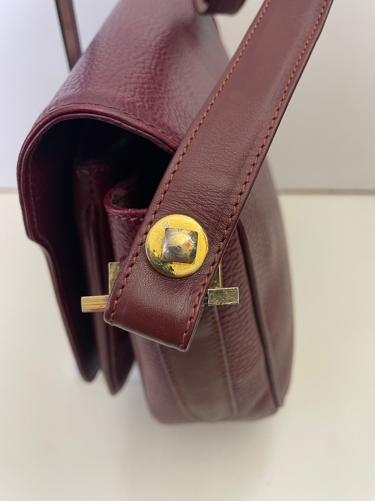 Cartier - Camera Bag a Patta Intera Con Punta in Pelle Bordeaux Vintage