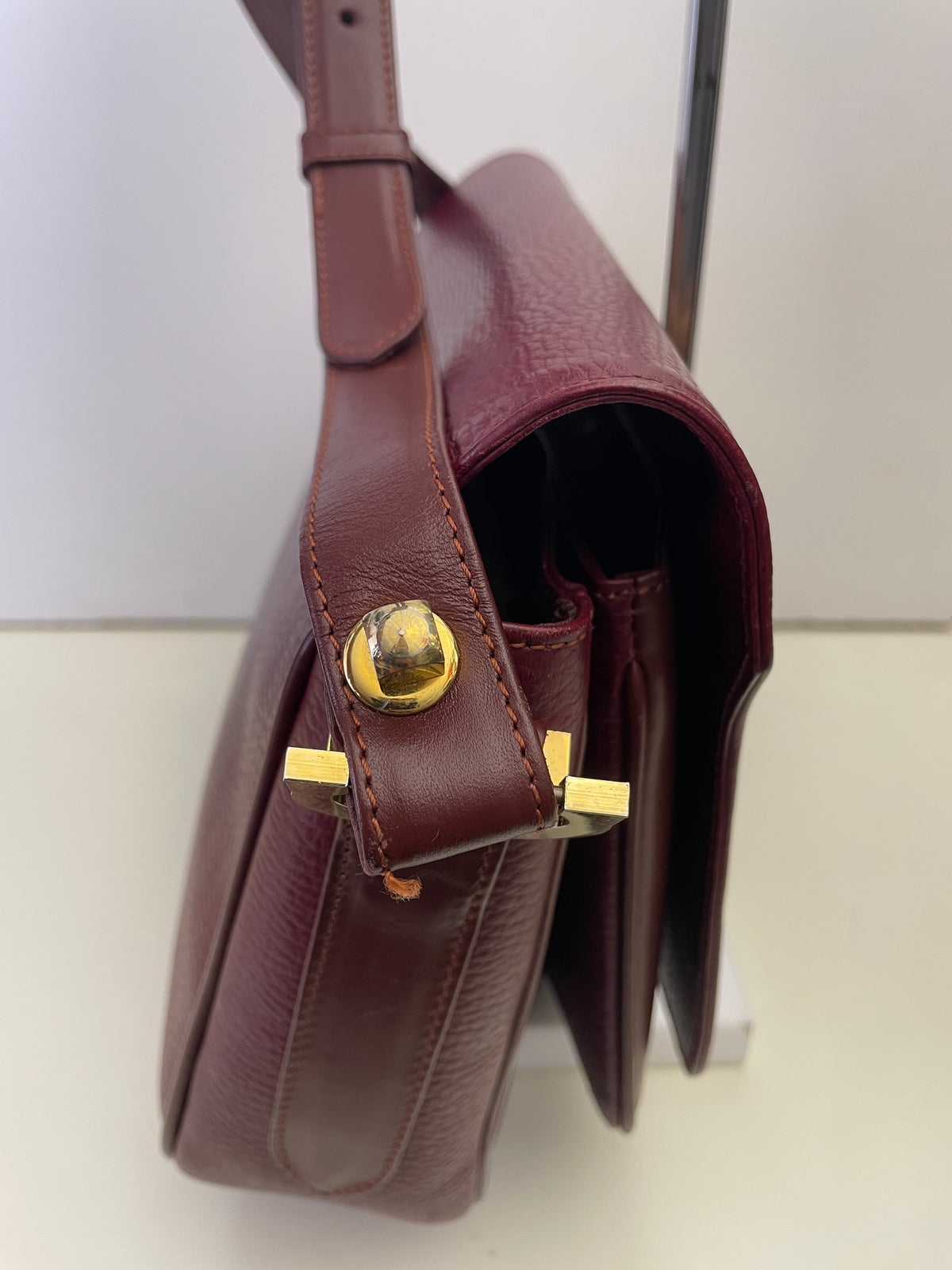 Cartier - Camera Bag a Patta Intera Con Punta in Pelle Bordeaux Vintage