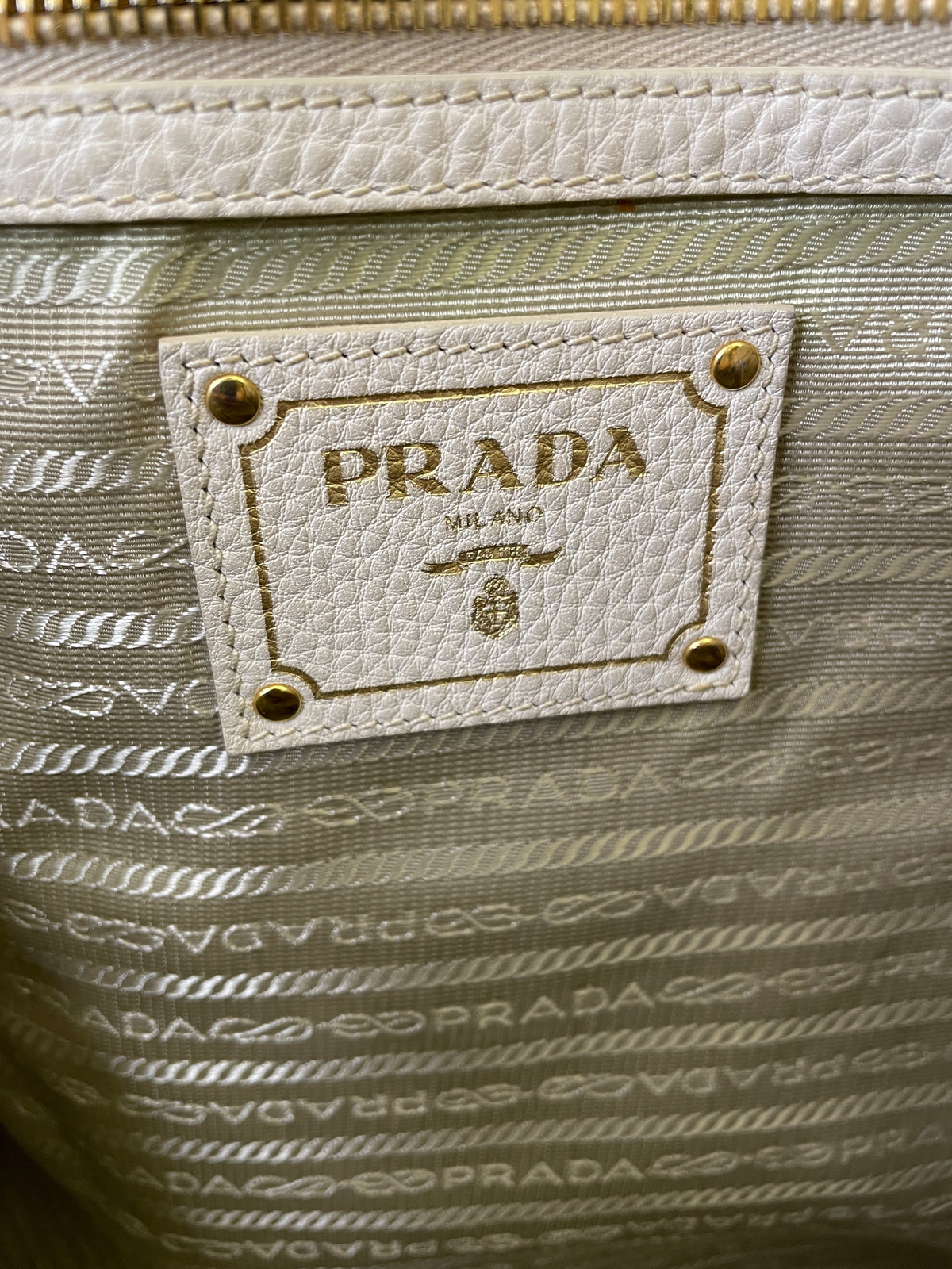 Prada - Shopper in Pelle Martellata Bianco Latte Con Manici Corti