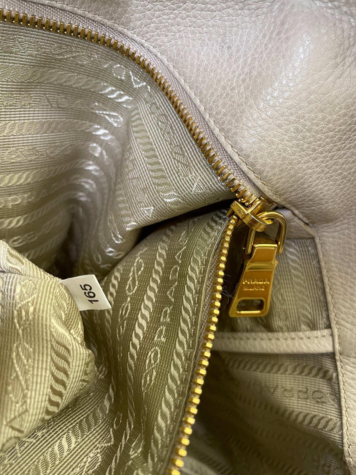 Prada - Shopper in Pelle Martellata Bianco Latte Con Manici Corti