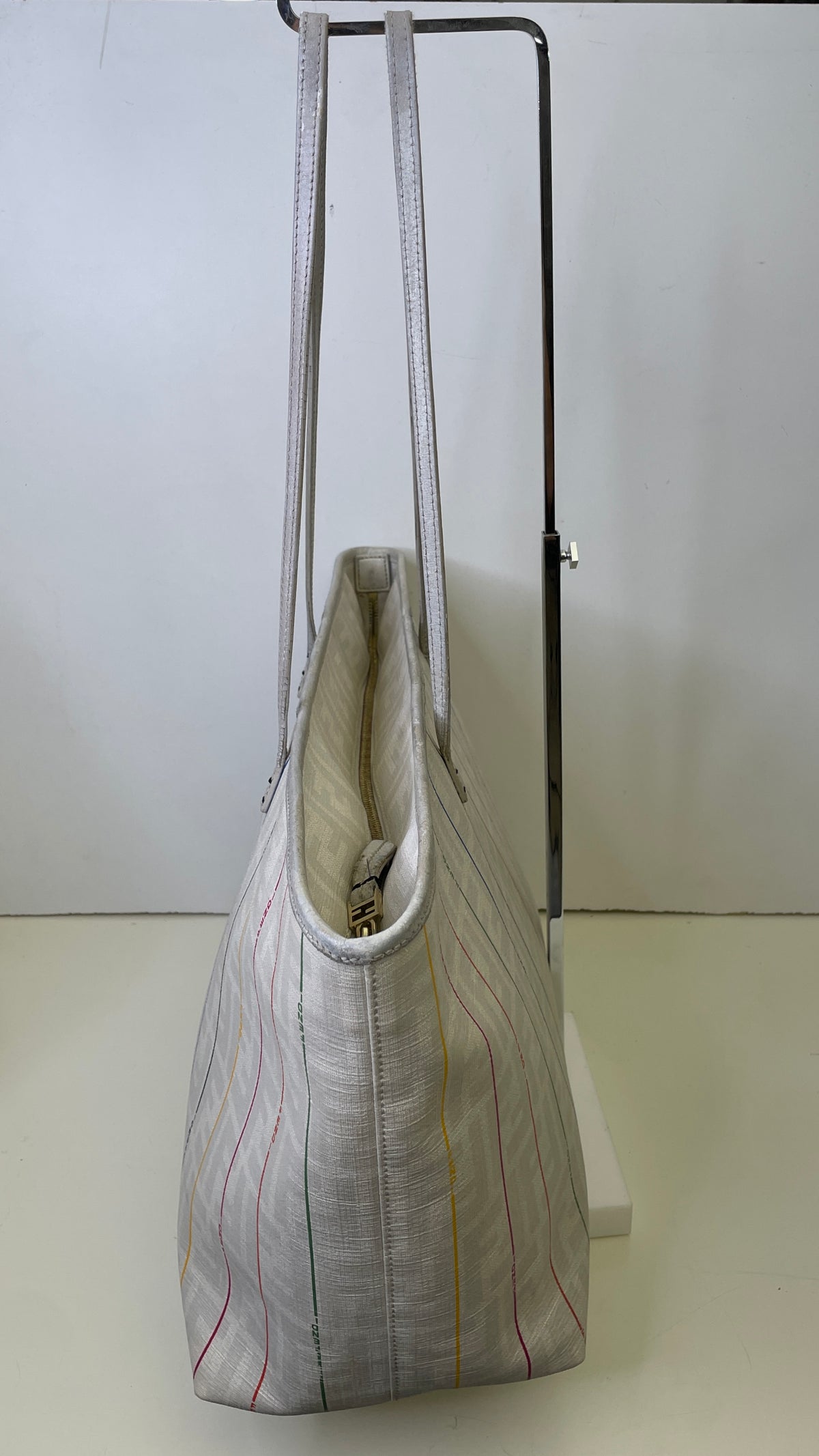 Fendi – Roll Tote FF Zucca Bianca con Righe Multicolore