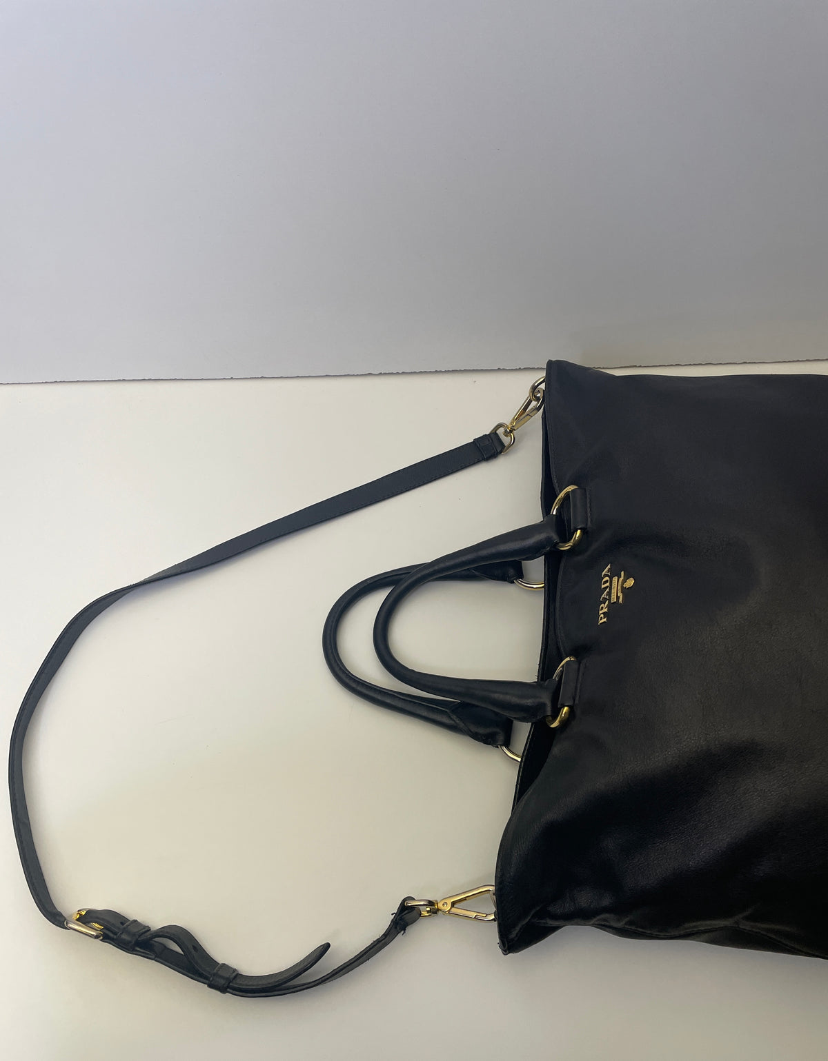 Prada - Shopper Grande in Pelle Nera Liscia con Tracolla e Interno Daino Beige
