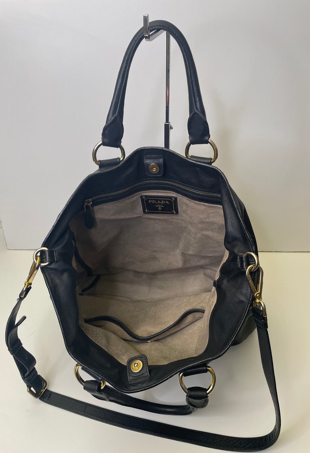 Prada - Shopper Grande in Pelle Nera Liscia con Tracolla e Interno Daino Beige